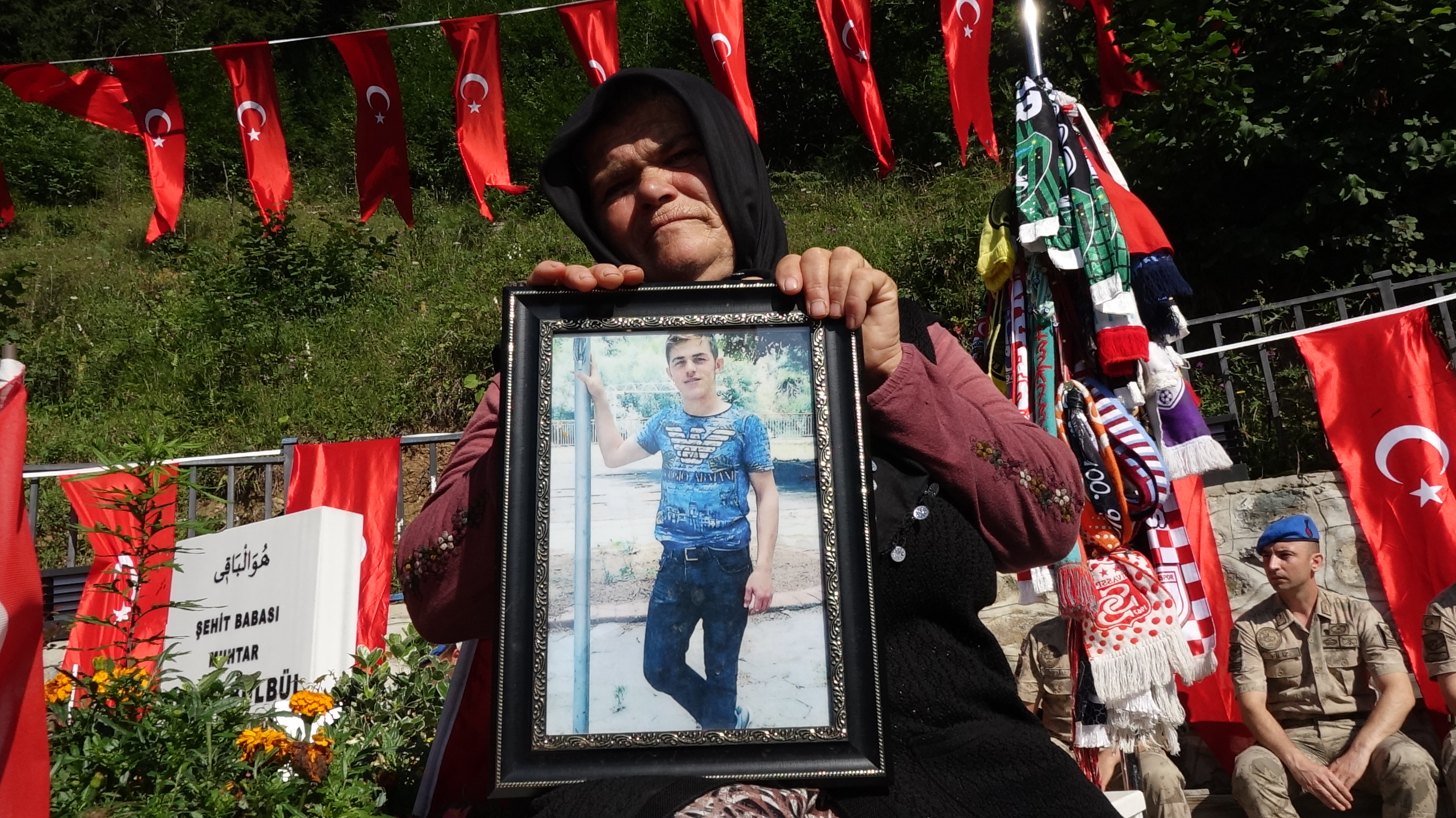 sehit-eren-bulbul-kabri-basinda-anildi-858753-254790.jpg
