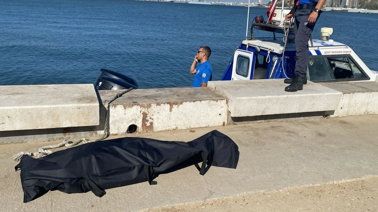 izmirde-denizde-erkek-cesedinin-bulunmasiyla-ilgili-1-kisi-gozaltina-alindi.webp