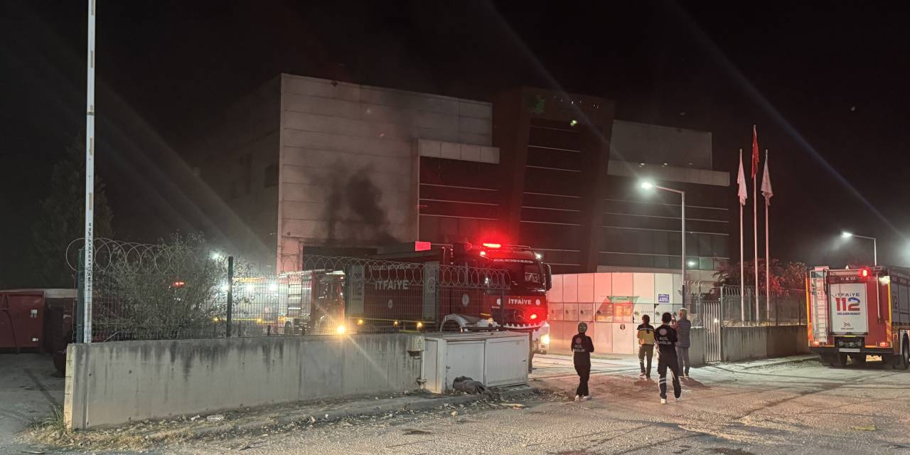 aa-20250813-38823189-38823186-kocaelide-geri-donusum-fabrikasinda-cikan-yangin-sonduruldu.jpg