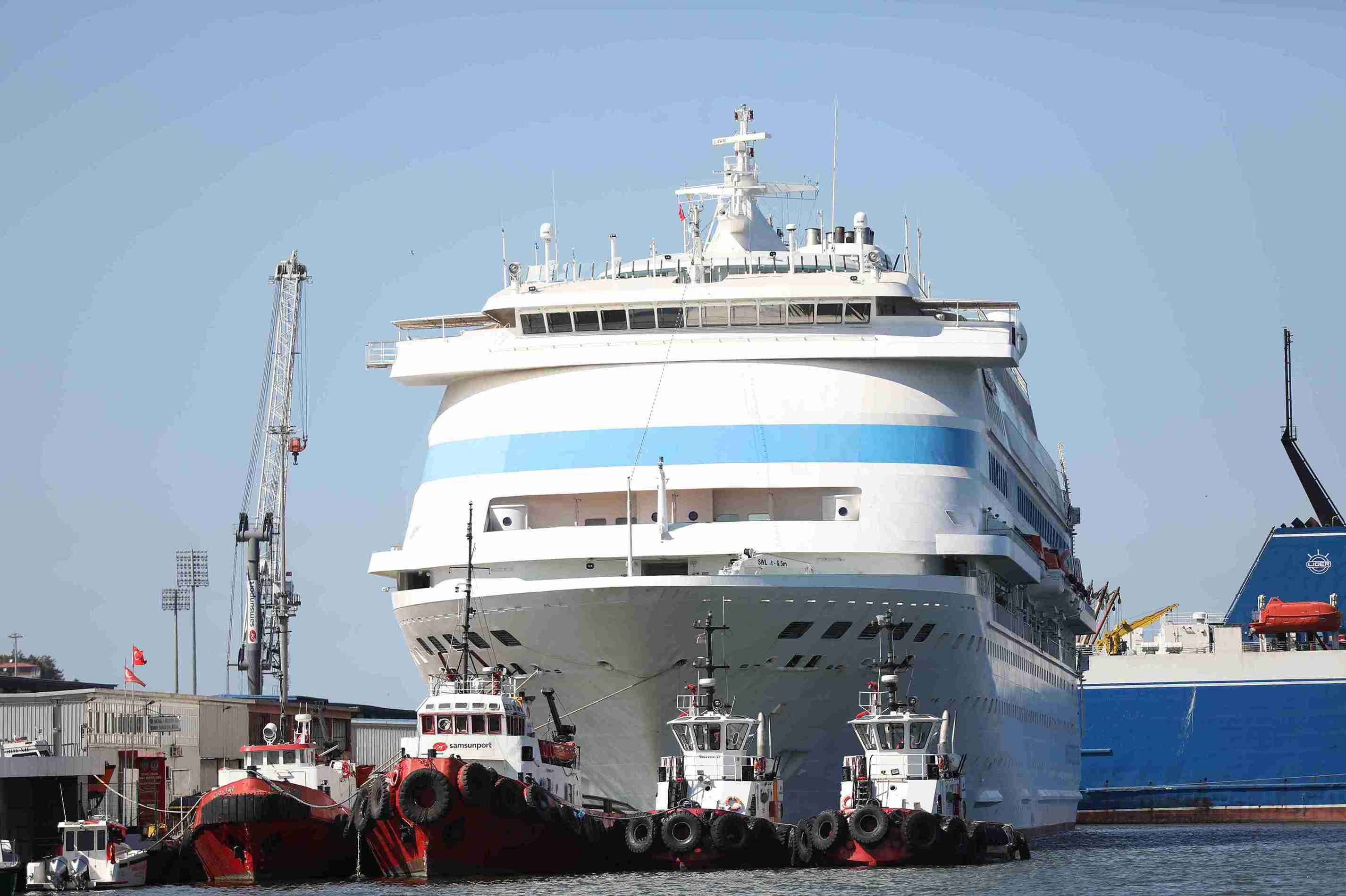 aa-20250814-38829720-38829718-astoria-grande-kruvaziyeri-994-yolcusuyla-samsun-limanina-demirledi-11zon.jpg