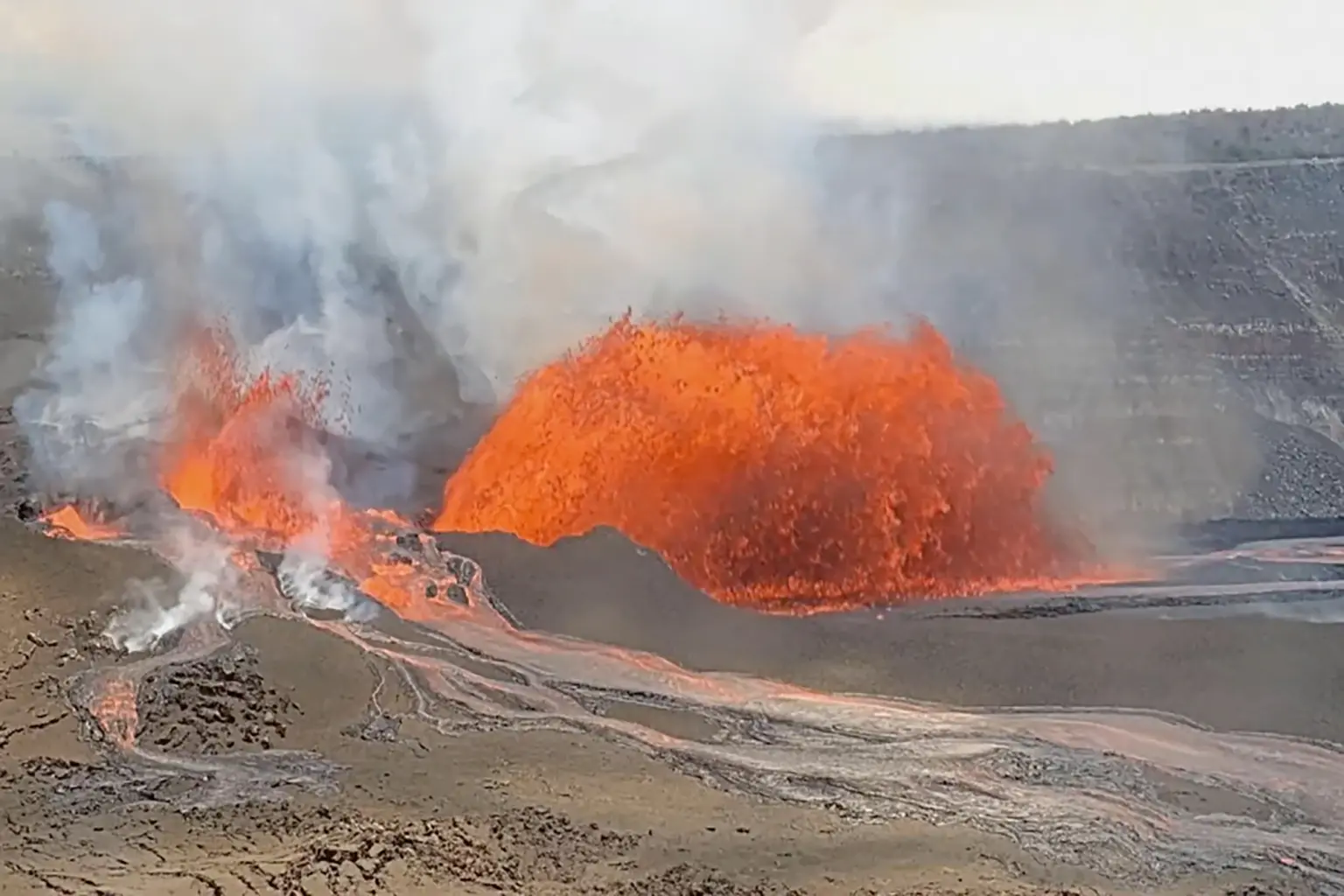 kilauea-volcano-spews-lava-eruption-110568155.webp