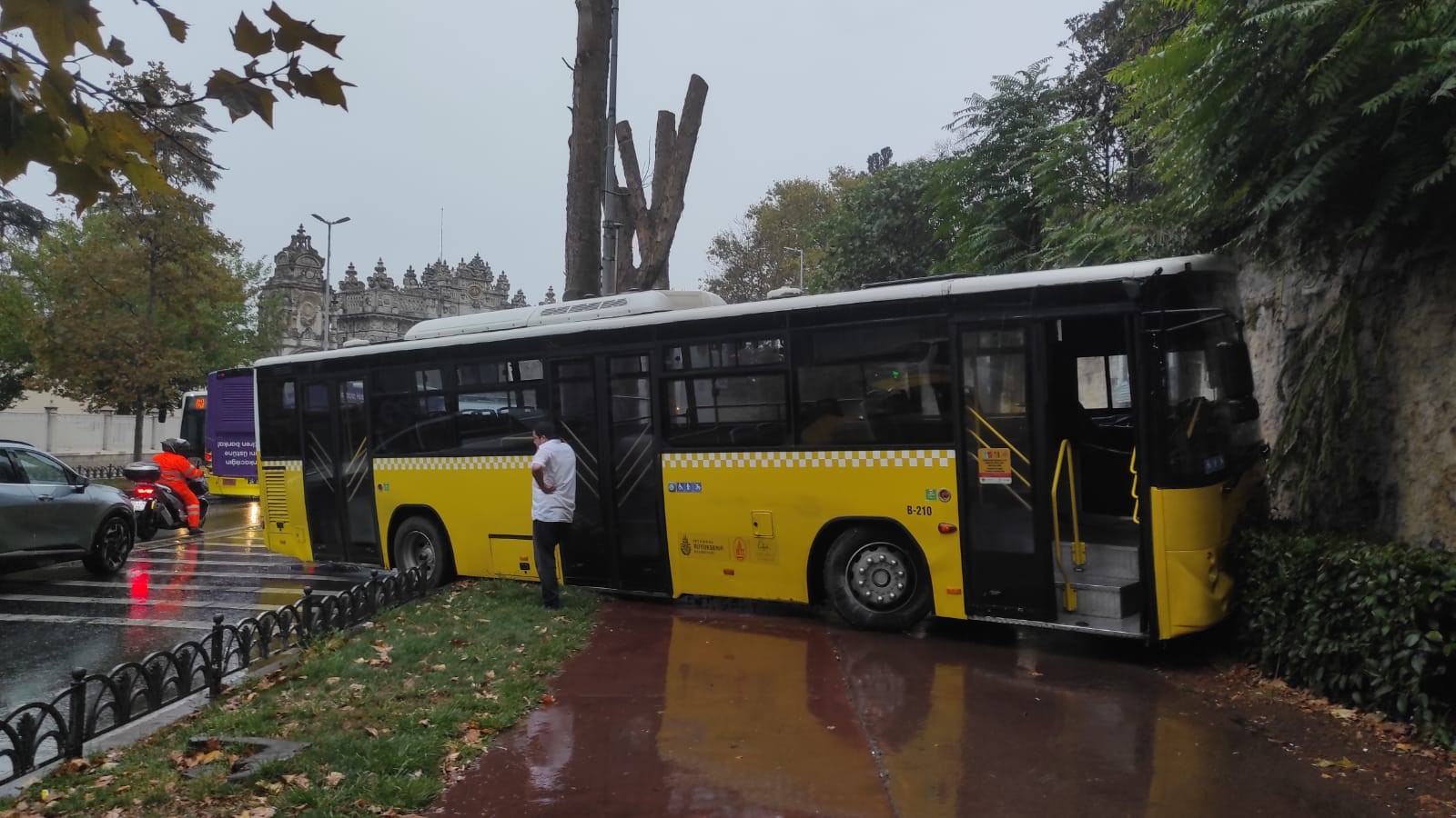 istanbul-besiktasta-iett-otobusu-motos-899857-267382.jpg