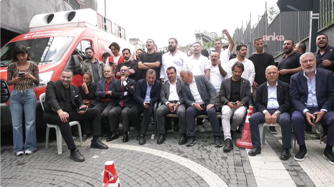 screenshot-2025-09-08-at-11-57-59-227-cevik-kuvvet-ablukasindaki-chp-istanbul-il-baskanligi-onunde-son-durum-youtube.png