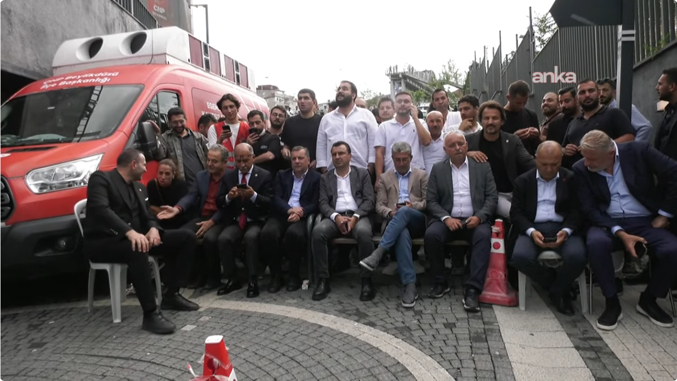 screenshot-2025-09-08-at-12-12-00-227-cevik-kuvvet-ablukasindaki-chp-istanbul-il-baskanligi-onunde-son-durum-youtube.png
