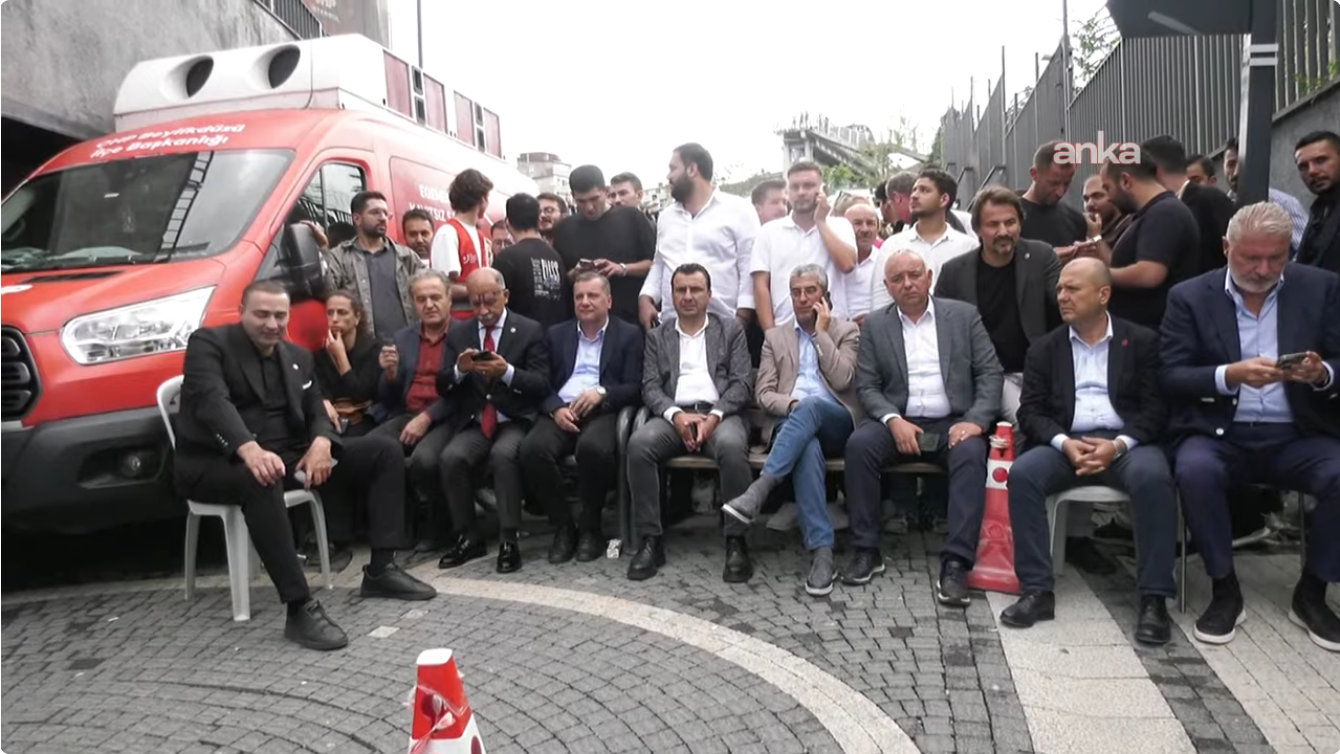 screenshot-2025-09-08-at-12-12-18-227-cevik-kuvvet-ablukasindaki-chp-istanbul-il-baskanligi-onunde-son-durum-youtube.png