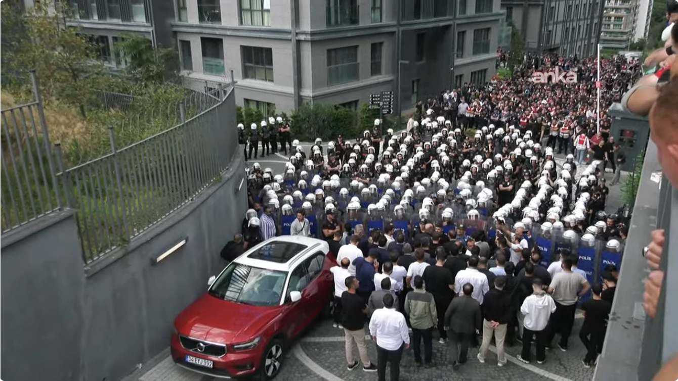 screenshot-2025-09-08-at-12-44-01-229-cevik-kuvvet-ablukasindaki-chp-istanbul-il-baskanligi-onunde-polis-mudahalesi-youtube.png