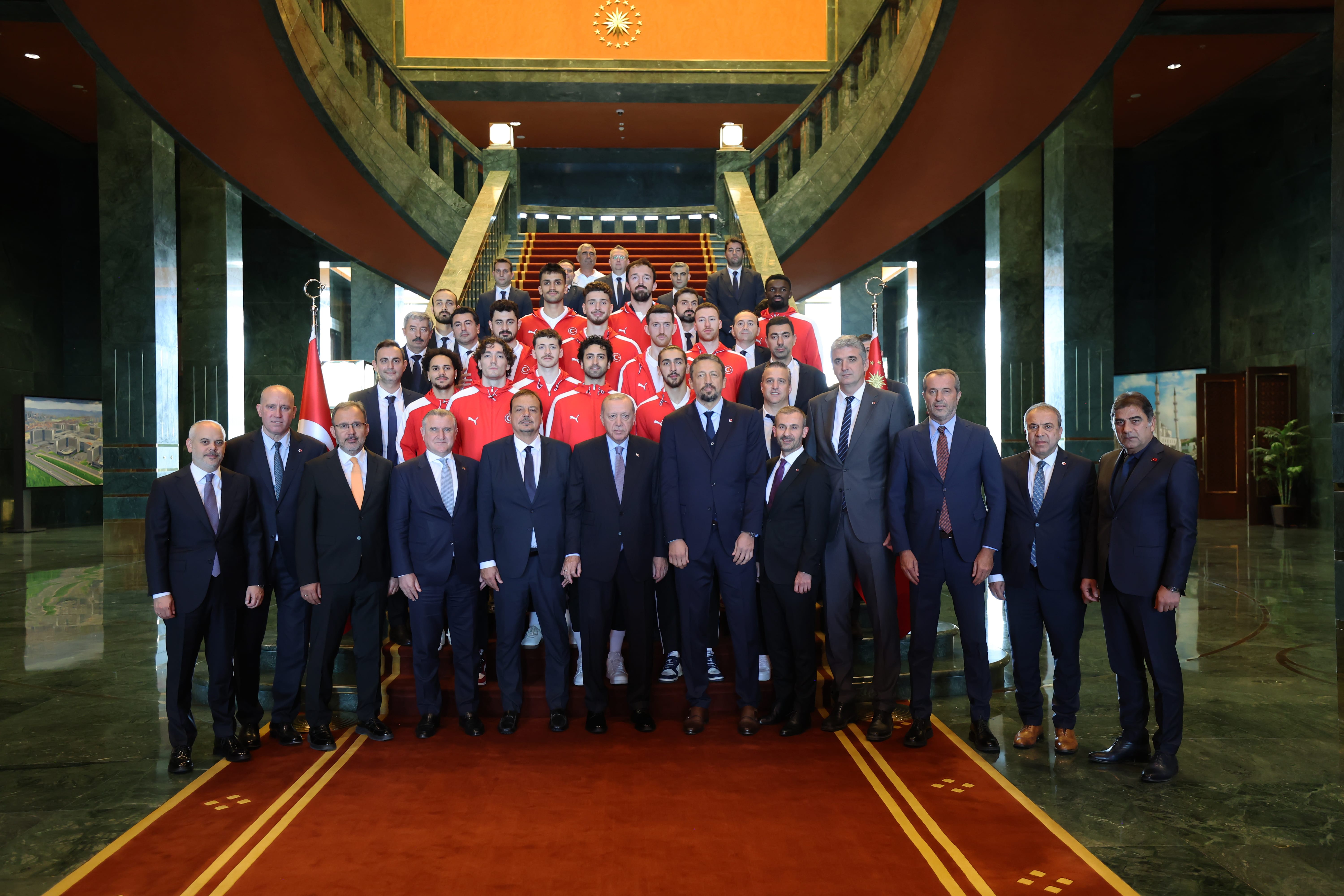 aa-20250916-39130132-39130126-cumhurbaskani-erdogan-a-milli-erkek-basketbol-takimini-kabul-etti-min.jpg