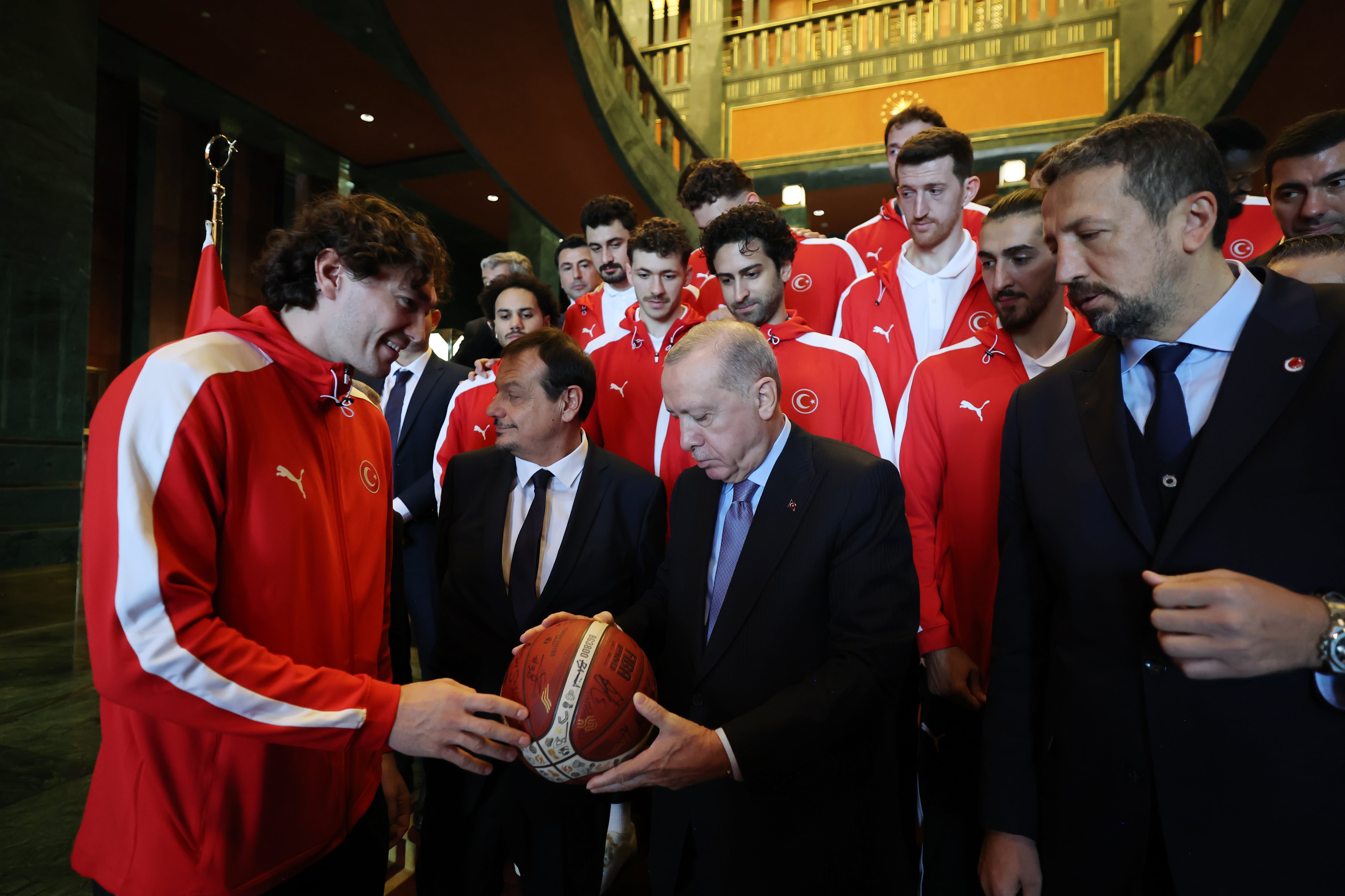 aa-20250916-39130132-39130128-cumhurbaskani-erdogan-a-milli-erkek-basketbol-takimini-kabul-etti-min.jpg