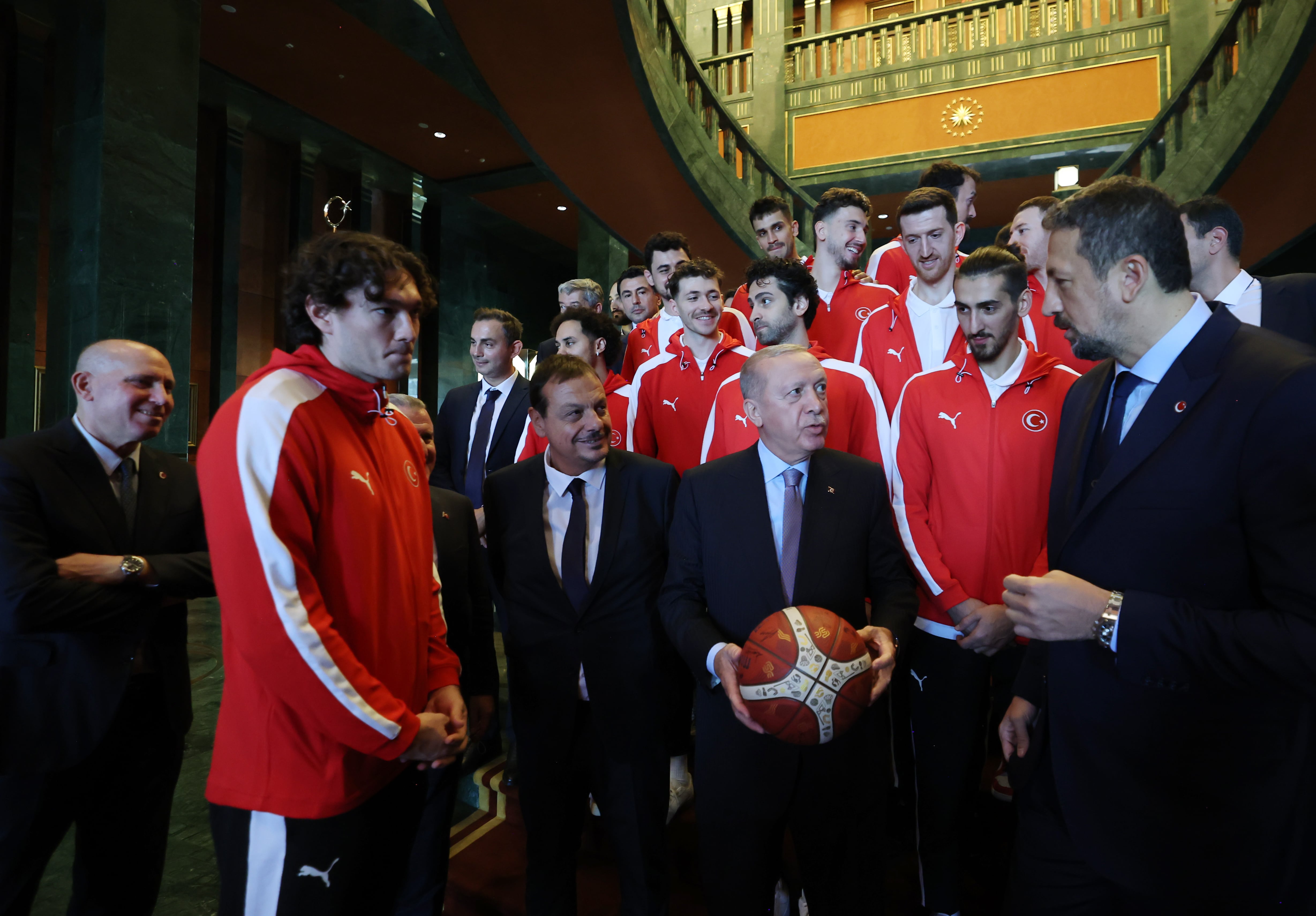 aa-20250916-39130132-39130129-cumhurbaskani-erdogan-a-milli-erkek-basketbol-takimini-kabul-etti-min.jpg