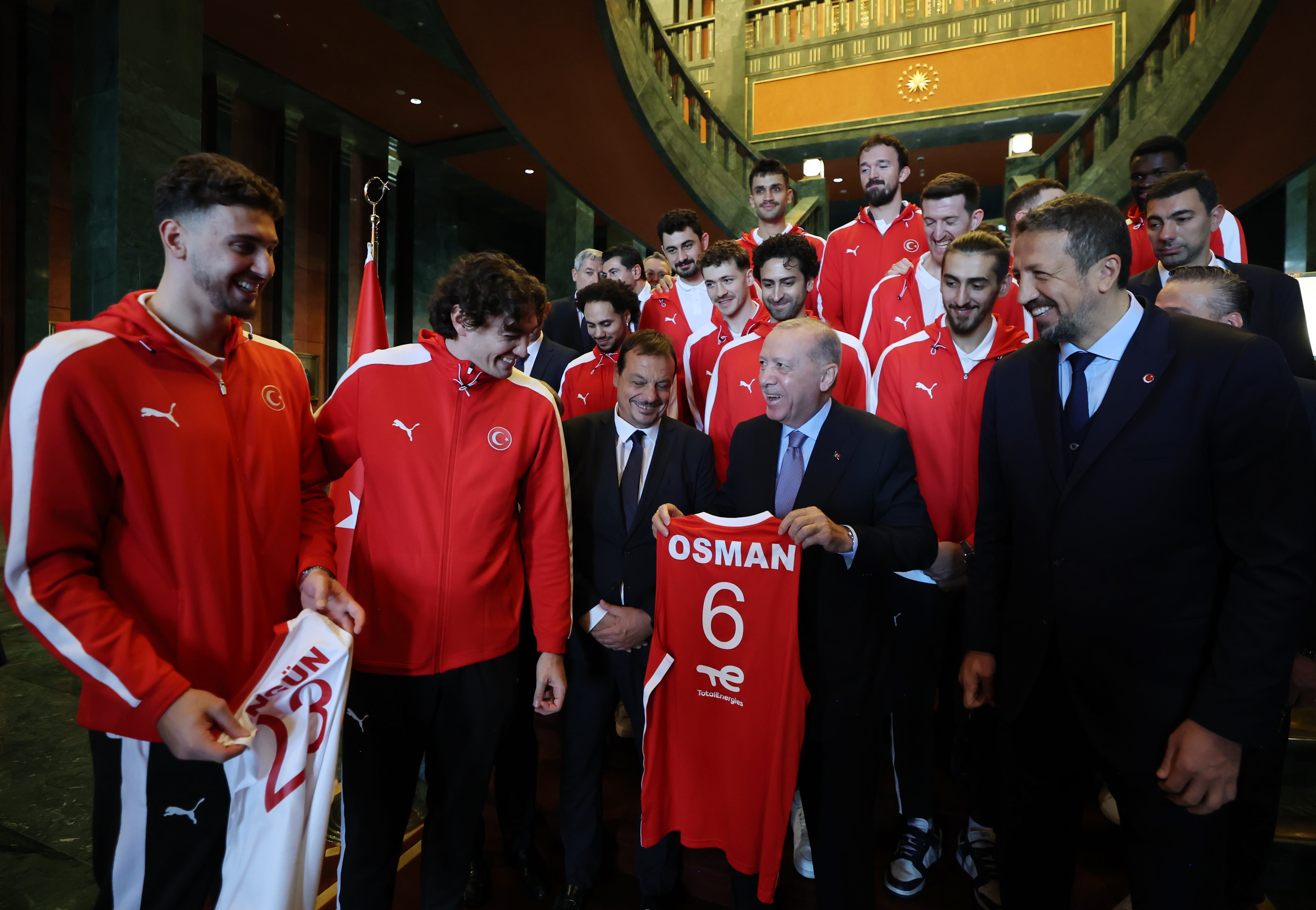 aa-20250916-39130132-39130130-cumhurbaskani-erdogan-a-milli-erkek-basketbol-takimini-kabul-etti-min.jpg