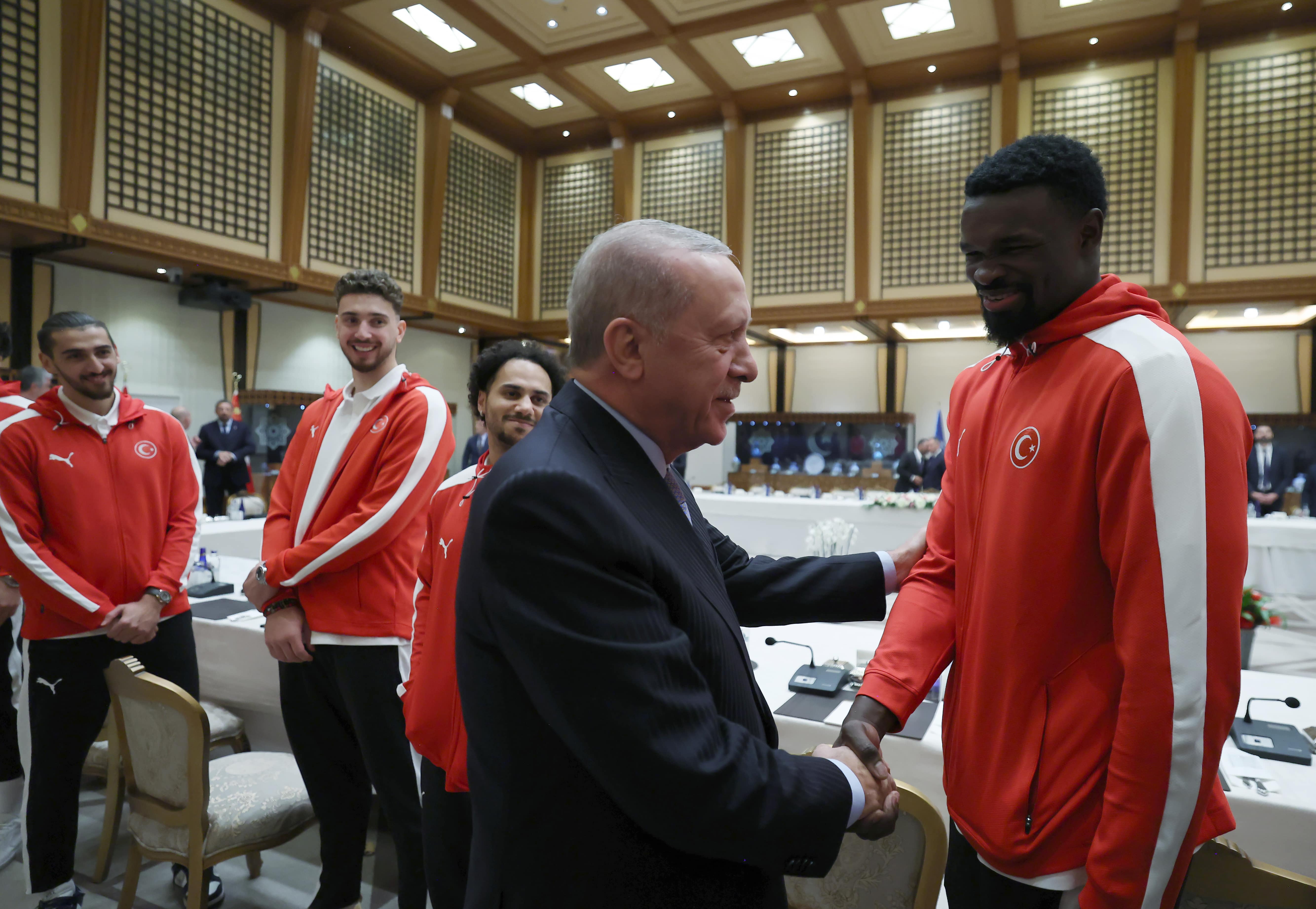 aa-20250916-39130209-39130207-cumhurbaskani-erdogan-a-milli-erkek-basketbol-takimini-kabul-etti-min.jpg