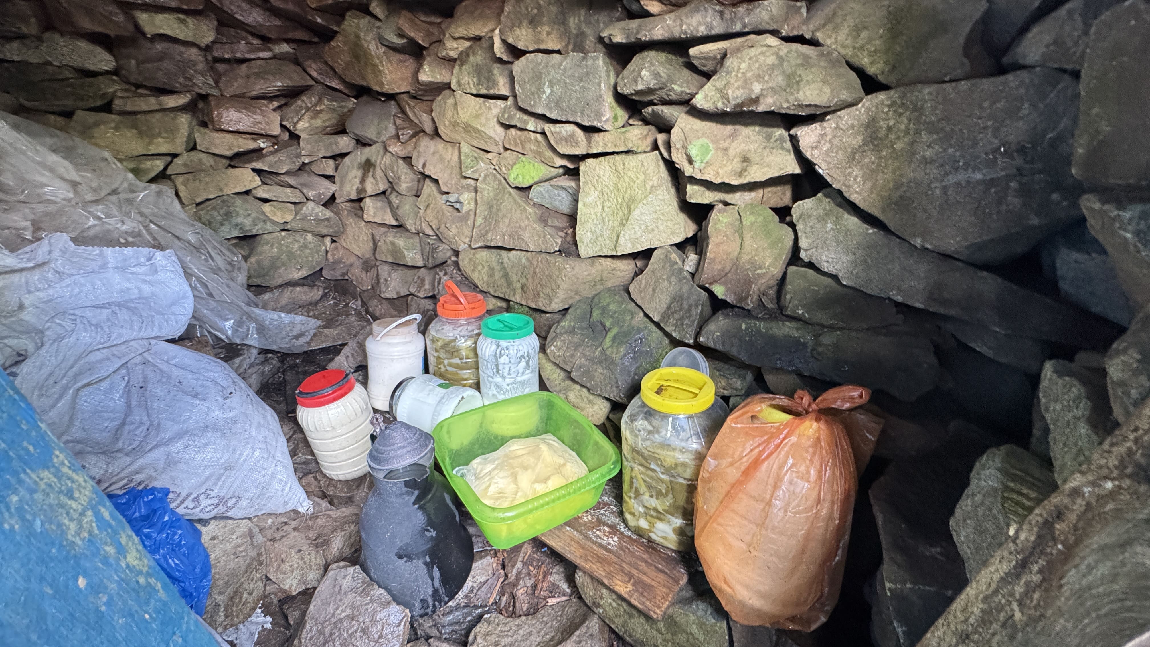 aa-20250920-39170572-39170570-artvinde-yeraltindaki-buzhanelerde-yiyecek-ve-icecekleri-saklama-gelenegi-surduruluyor-min.jpg