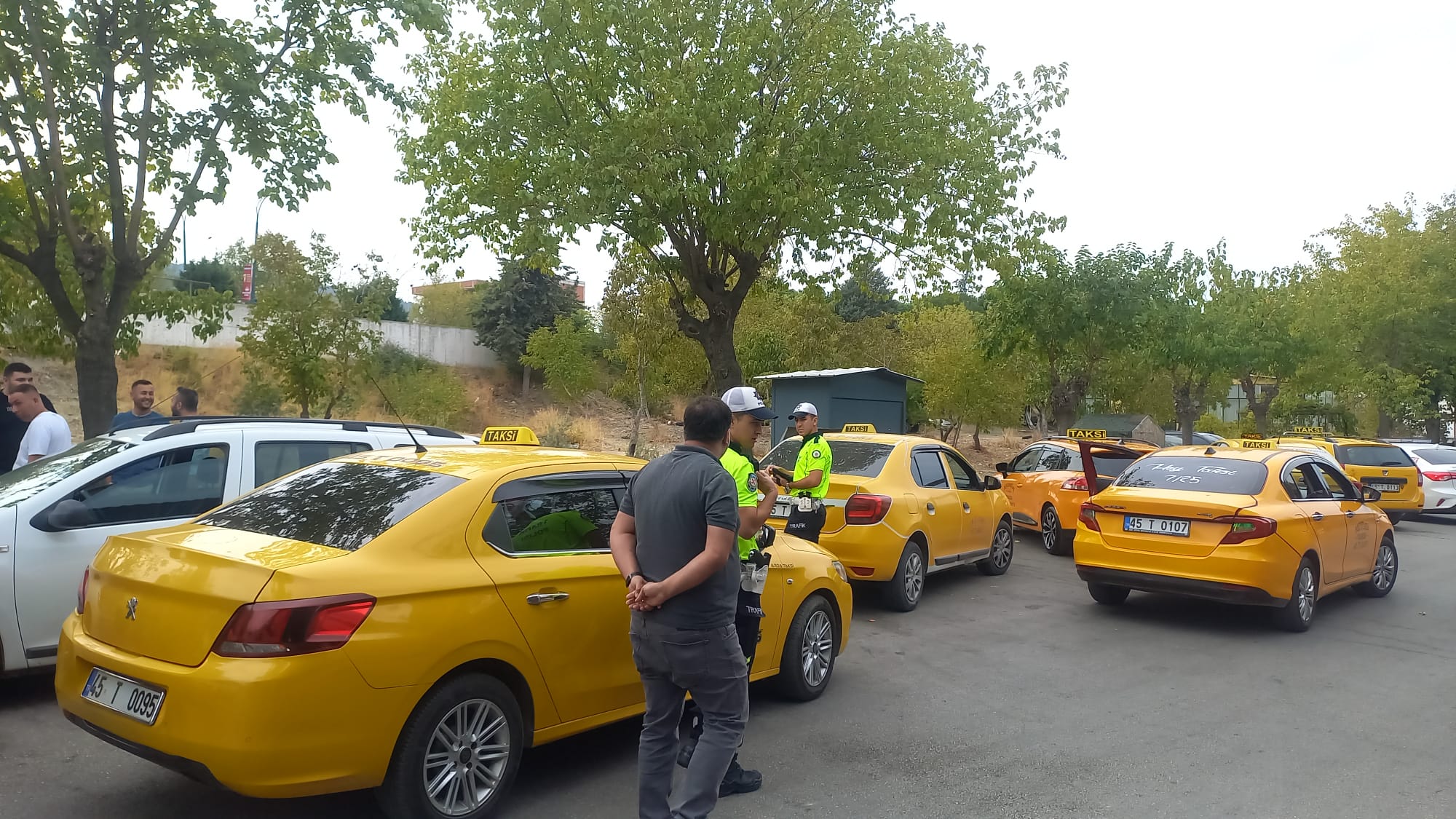 korsan-taksiciyi-gercek-taksiciler-yakaladti.jpg