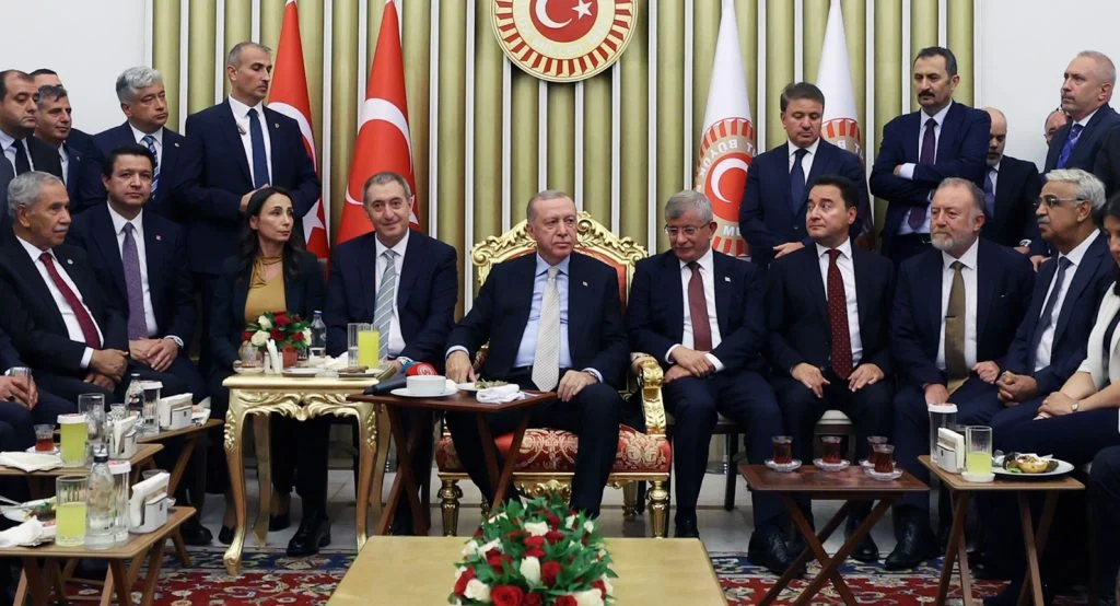 2025-10-01-erdogan-davutoglu-babaca-resepsiyon-aa-1024x554.webp