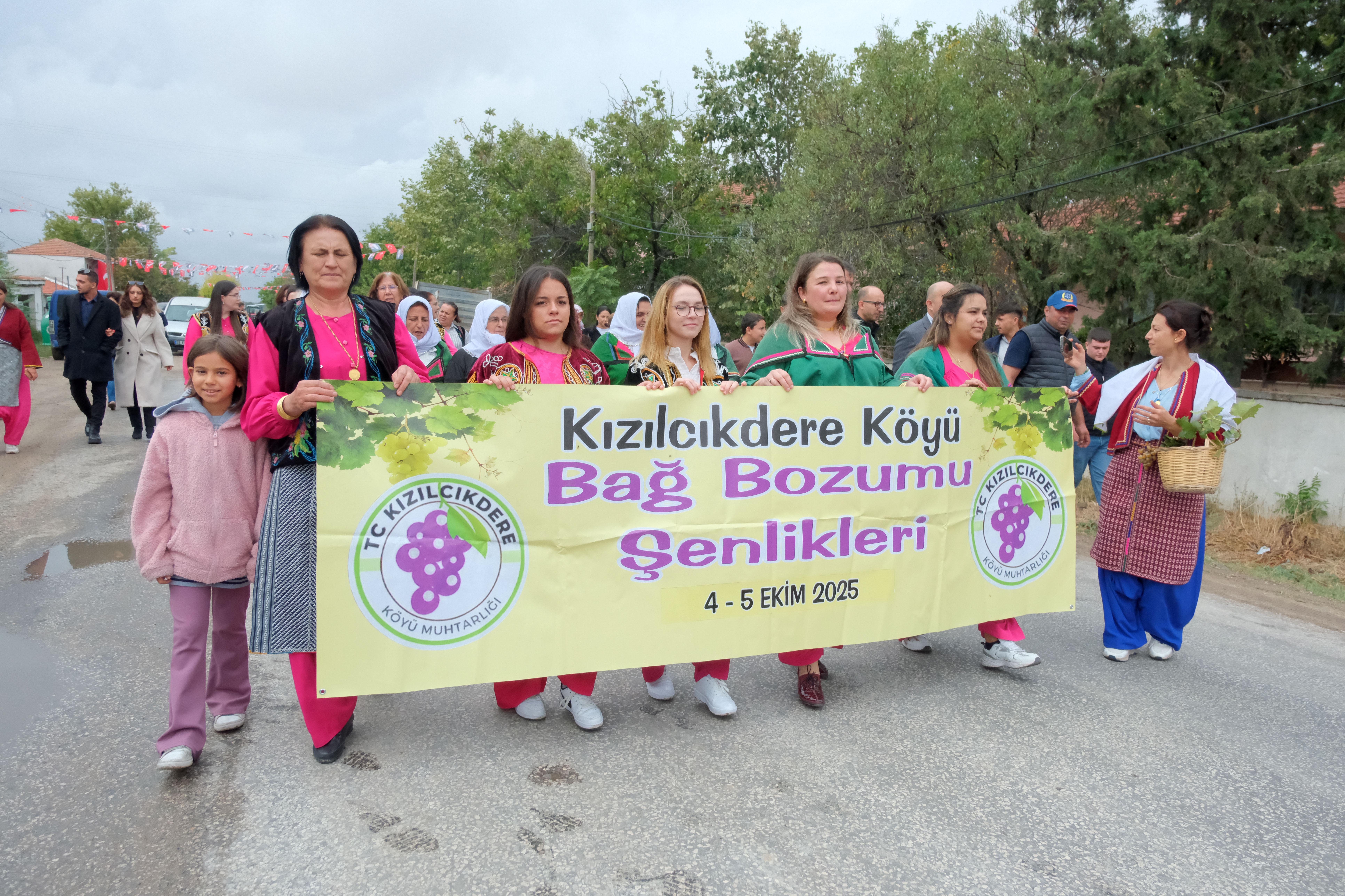 aa-20251004-39310234-39310228-kirklarelinde-kizilcikdere-5-bag-bozumu-senlikleri-basladi.jpg