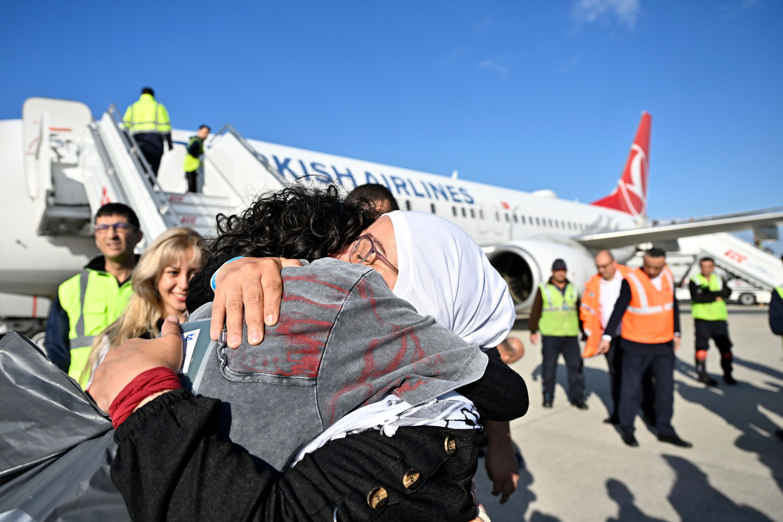 aa-20251004-39310328-39310307-israilin-alikoydugu-aktivistleri-turkiyeye-getiren-thy-ucagi-istanbula-ulasti.jpg