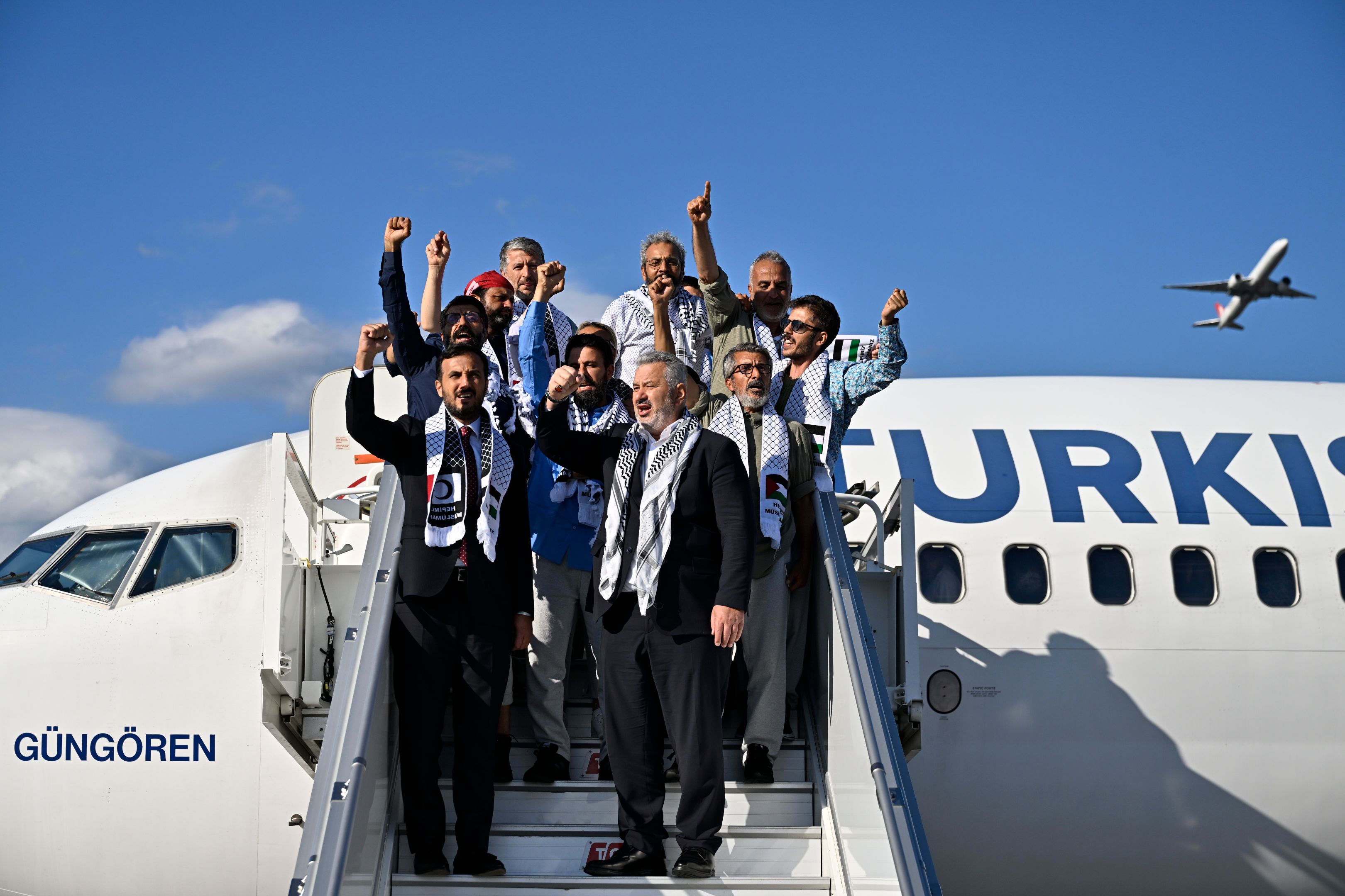 aa-20251004-39310328-39310309-israilin-alikoydugu-aktivistleri-turkiyeye-getiren-thy-ucagi-istanbula-ulasti.jpg