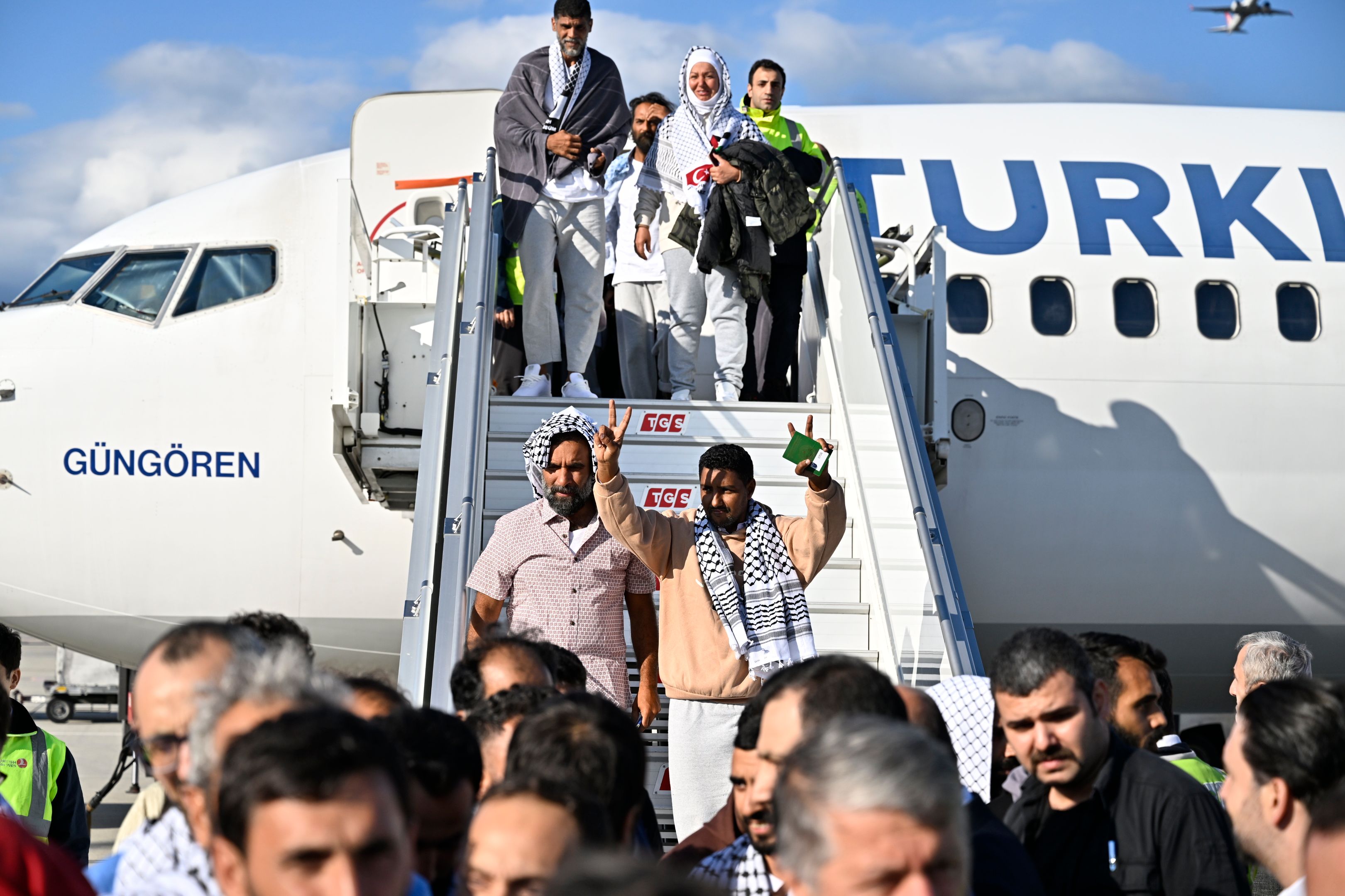 aa-20251004-39310328-39310310-israilin-alikoydugu-aktivistleri-turkiyeye-getiren-thy-ucagi-istanbula-ulasti.jpg