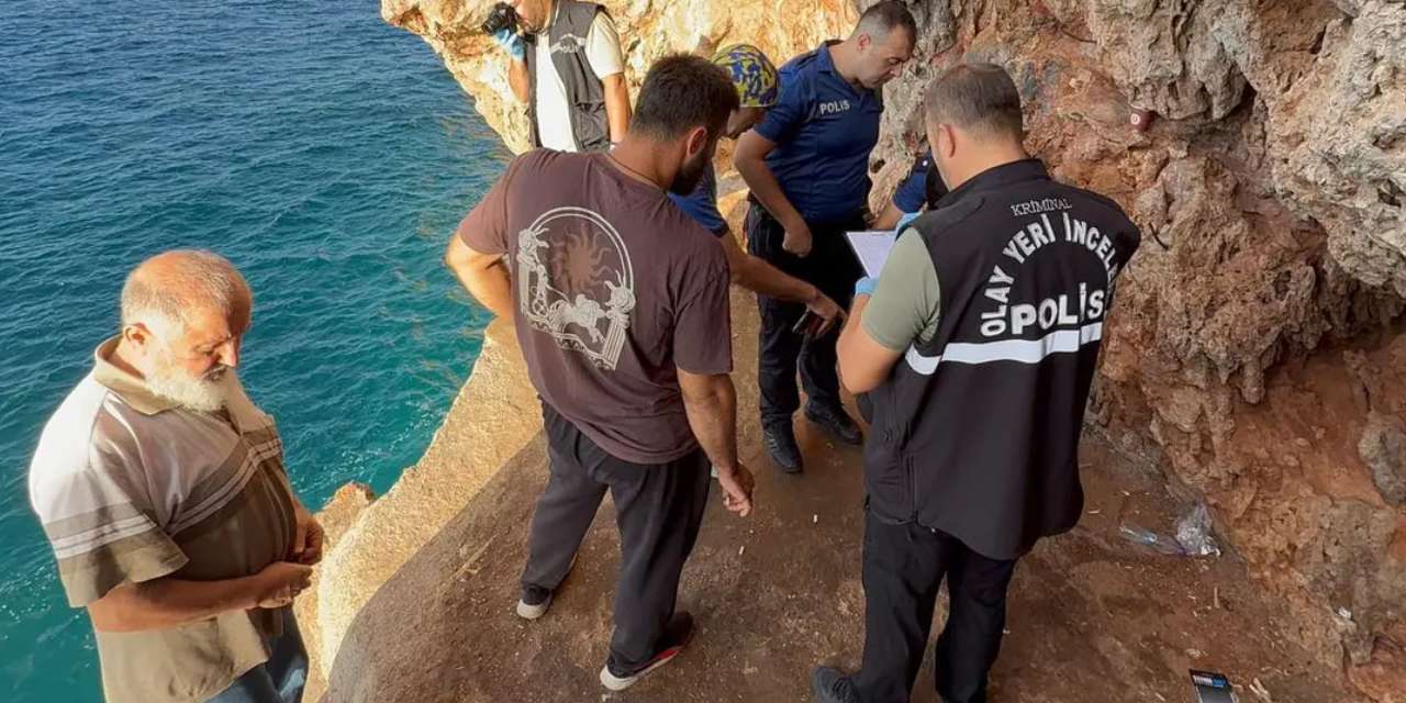 antalyada-falez-aciklarinda-erkek-cesedi-bulundu-4.jpg