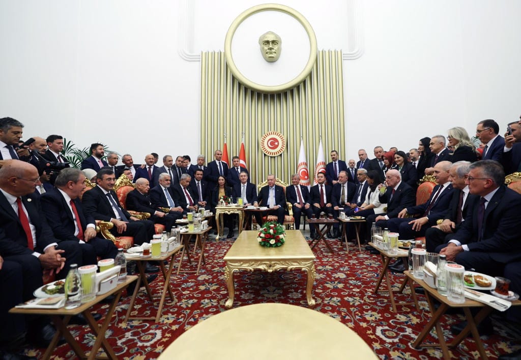 meclis-boyle-acildi-sicak-ve-samimi-goruntuler-dikkat-cekti-2.jpg