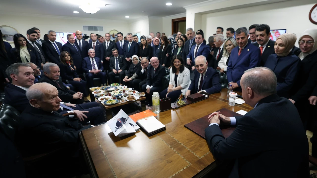 mecliste-samimi-gorusme-jvea.webp