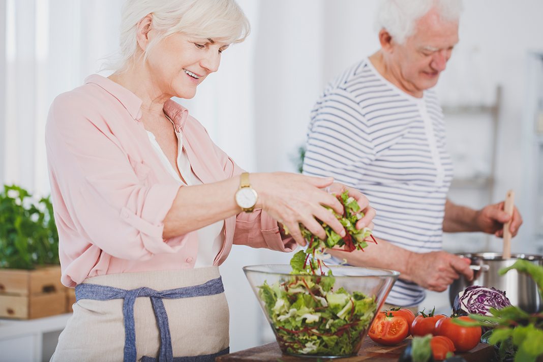 yaslilarda-beslenme-ve-sik-yapilan-5-hata-1068x712.jpg