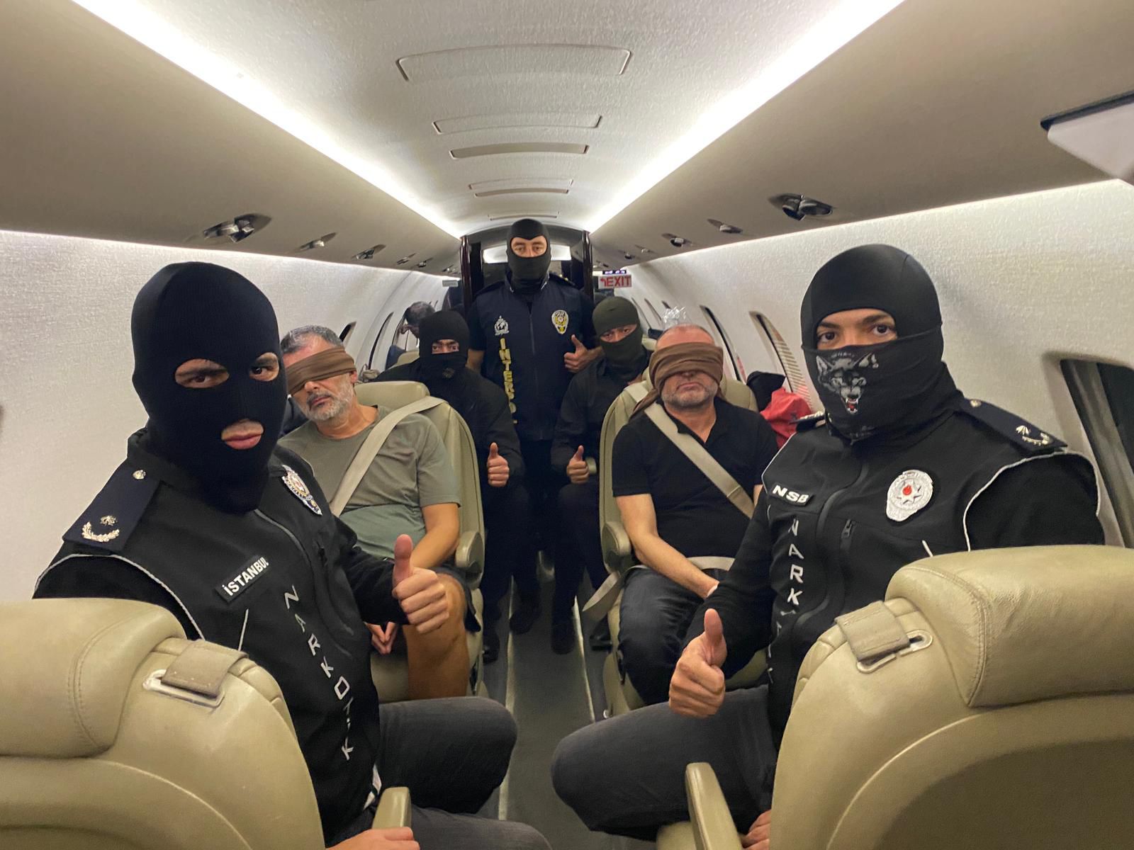 aa-20251011-39374759-39374757-bakan-yerlikaya-uyusturucu-baronu-ile-suc-orgutu-uyesinin-baede-yakalanarak-turkiyeye-getirildigini-duyurdu.jpg