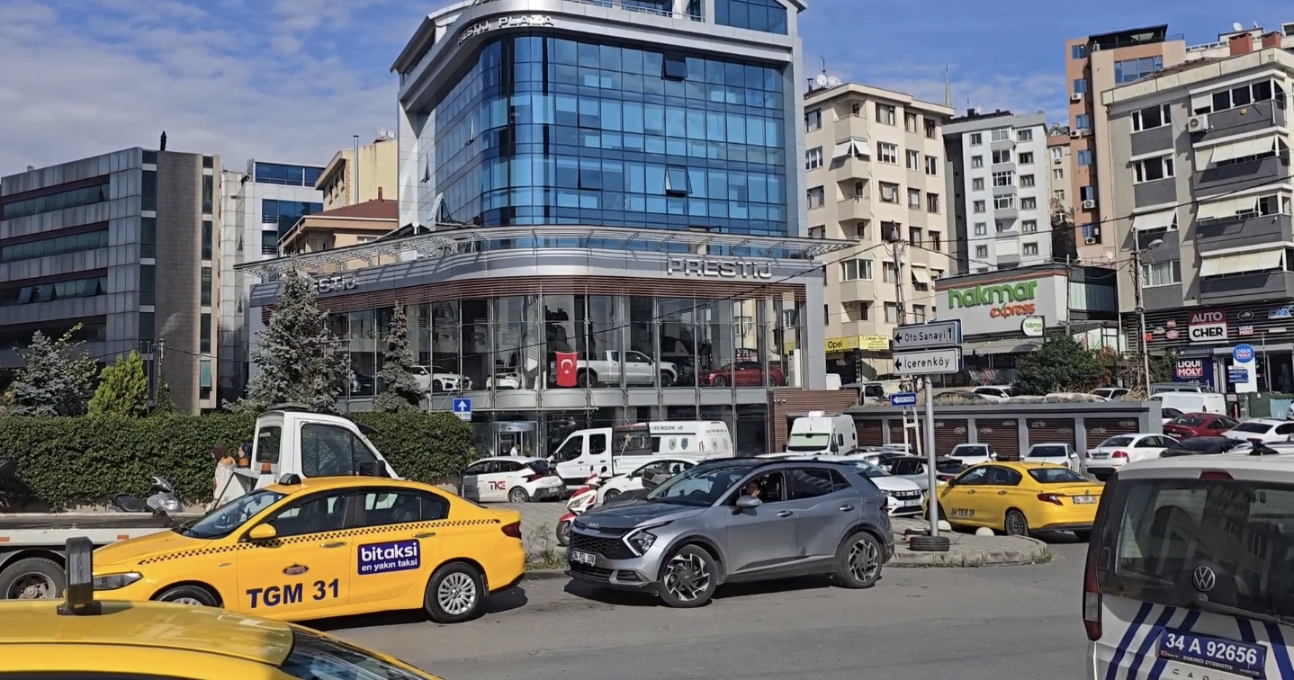 atasehirde-motosikletli-saldirganlar-galeriyi-kursunladi-2-kisi-yaralandi-1.jpg