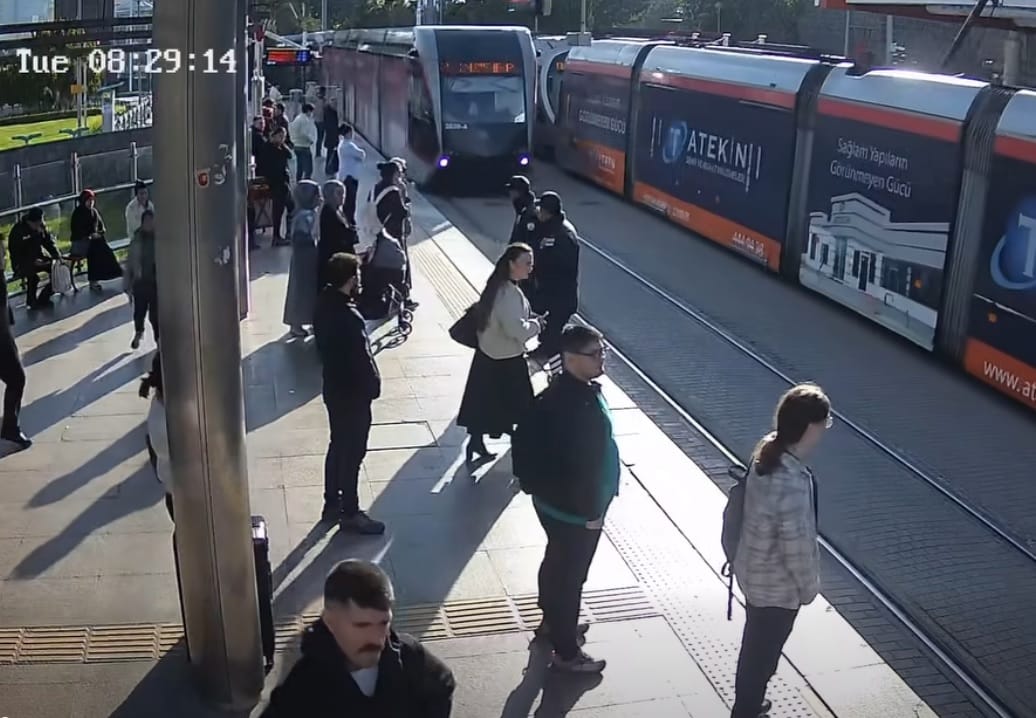 tramvayin-altinda-kalmaktan-guvenlik-gorevlisi-kurtardi-1.jpg