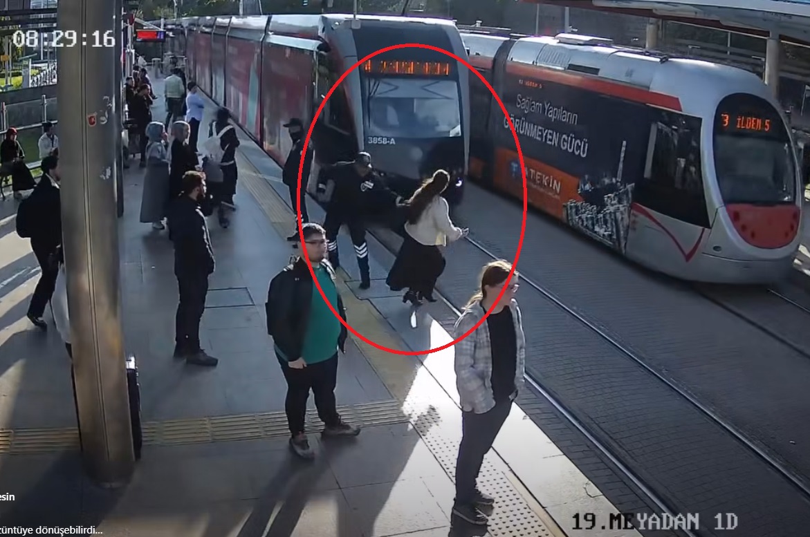 tramvayin-altinda-kalmaktan-guvenlik-gorevlisi-kurtardi-6.jpg