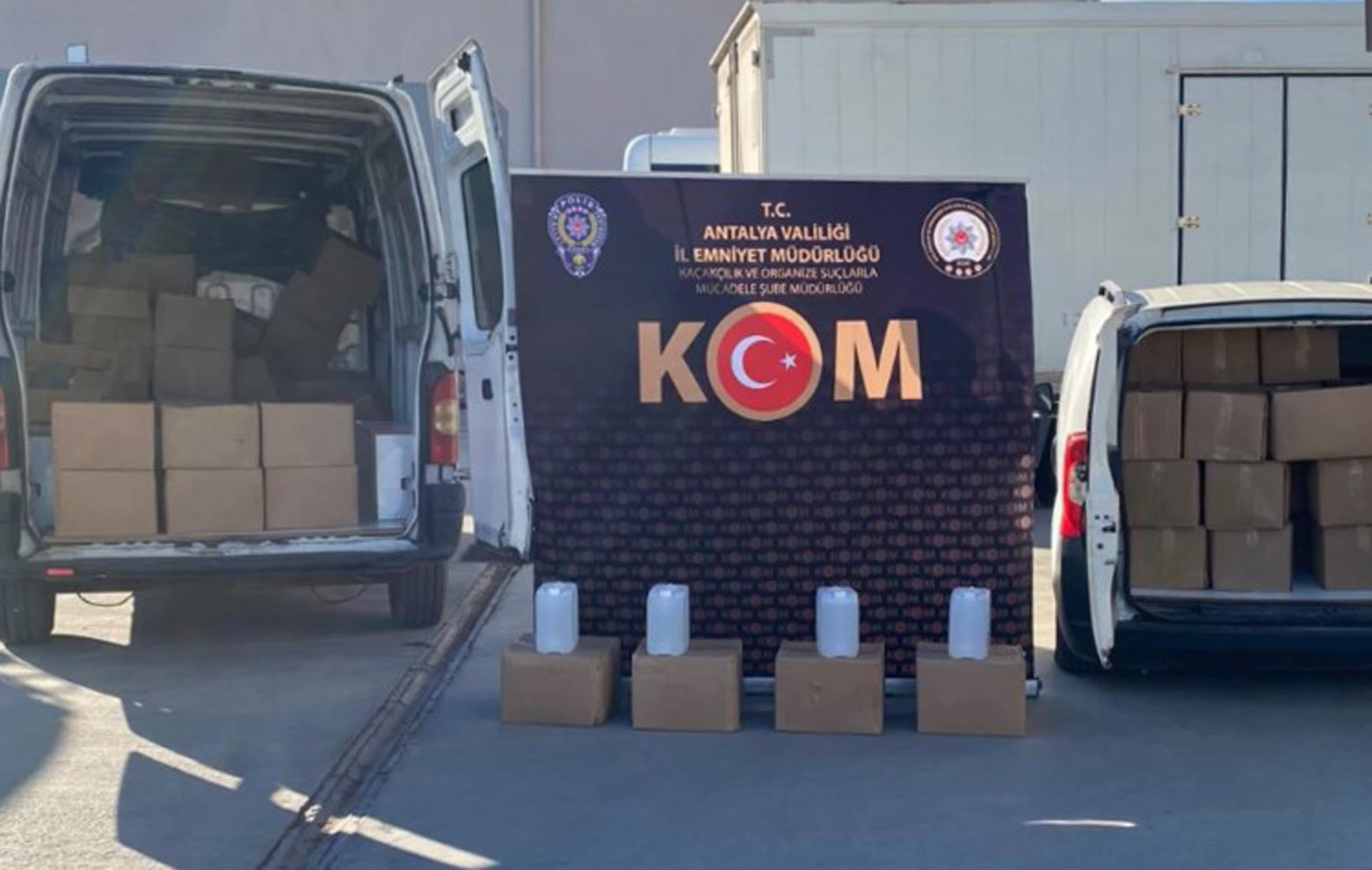 antalyada-14-bin-884-litre-sahte-alkol-964419-286406.jpg