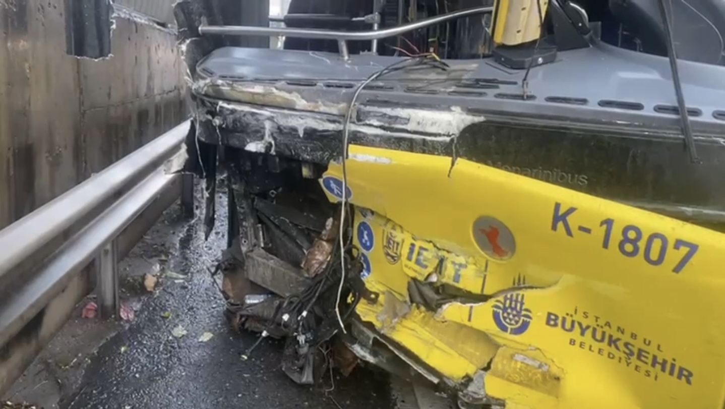 istanbul-kadikoyde-iett-otobusu-kaza-980569-291227.jpg