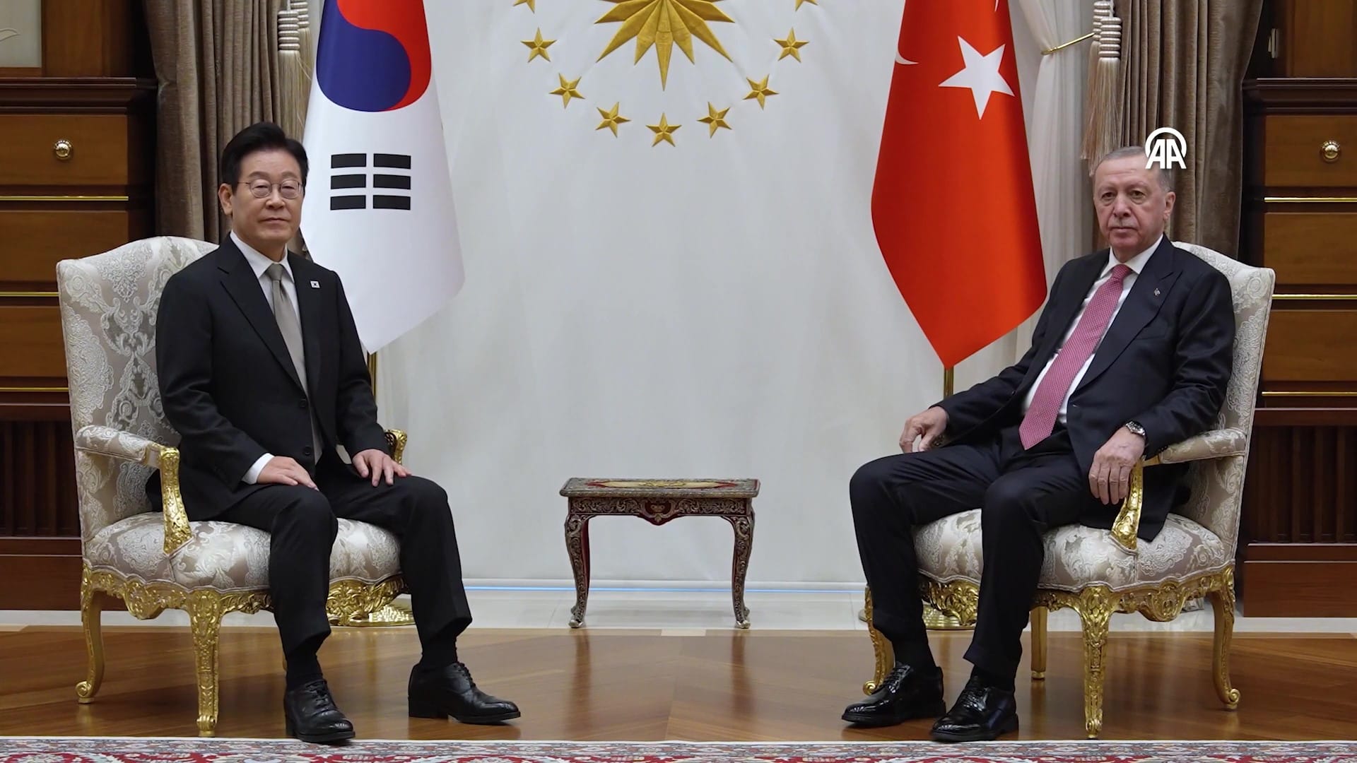 aa-20251124-39794037-39794036-ankara-cumhurbaskani-recep-tayyip-erdogan-guney-kore-devlet-baskani-lee-jae-myung-ile-bas-basa-gorustu-frame-at-0m38s.jpg