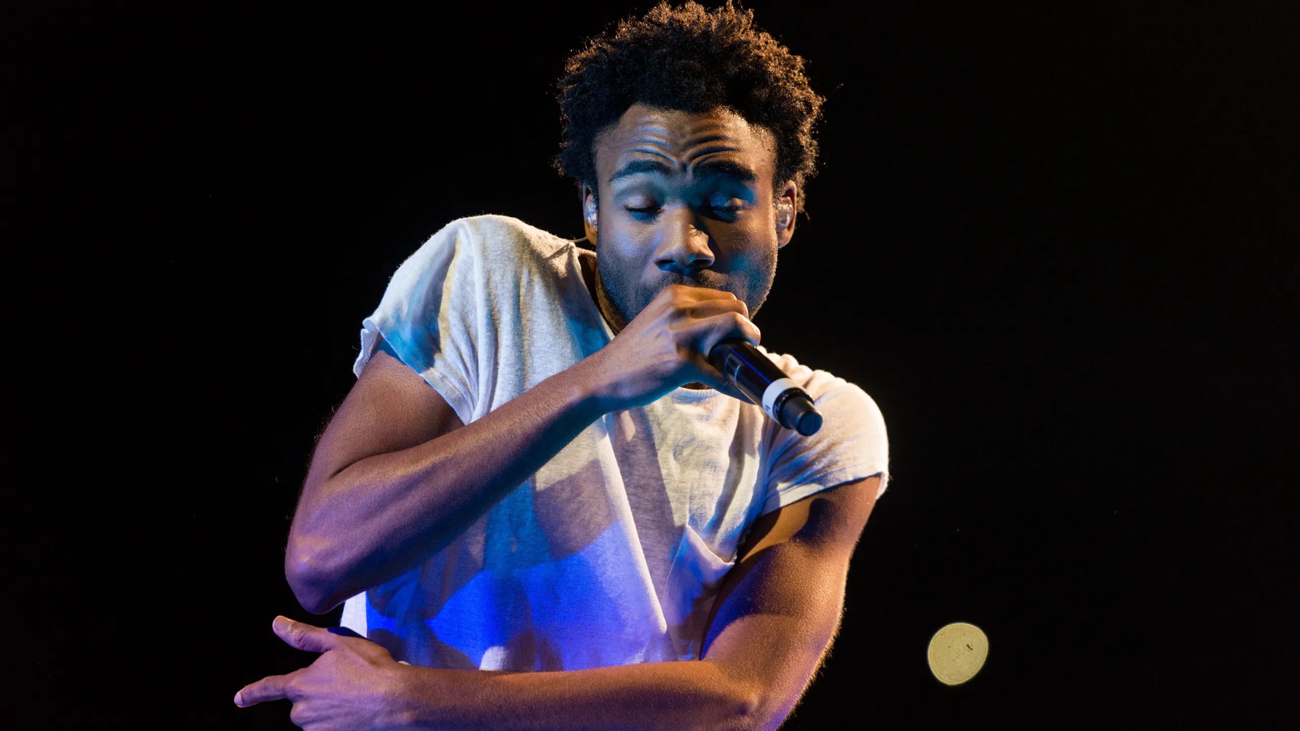 donald-glover-sing.webp