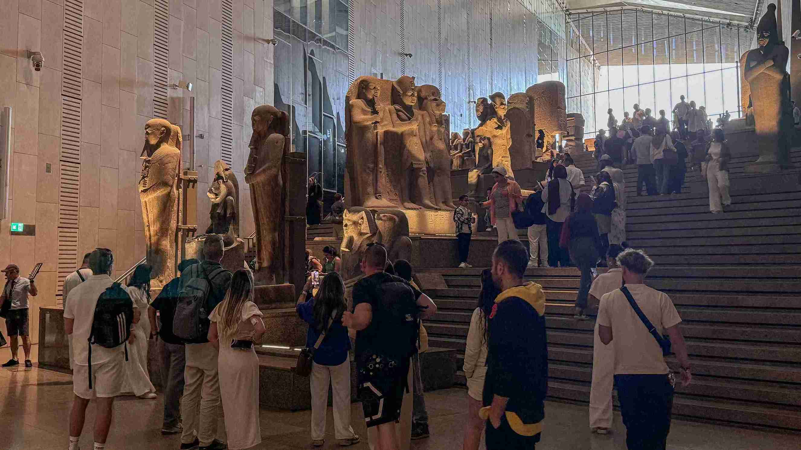 aa-20251130-39849926-39849901-antik-caga-isik-tutan-buyuk-misir-muzesi-ziyaretci-akinina-ugruyor-11zon.jpg