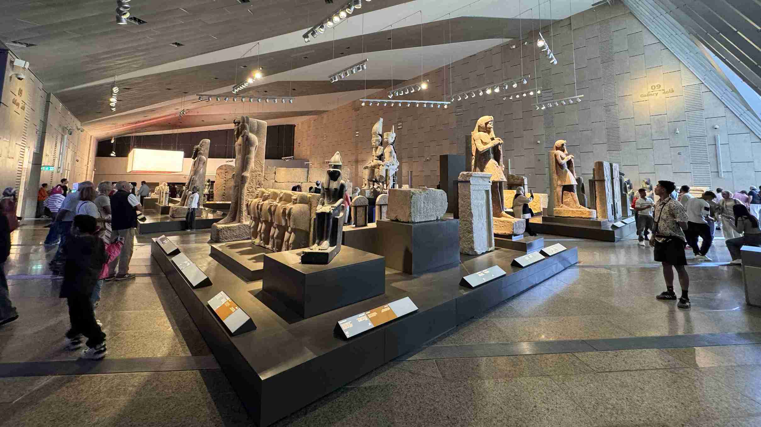 aa-20251130-39849926-39849913-antik-caga-isik-tutan-buyuk-misir-muzesi-ziyaretci-akinina-ugruyor-11zon.jpg