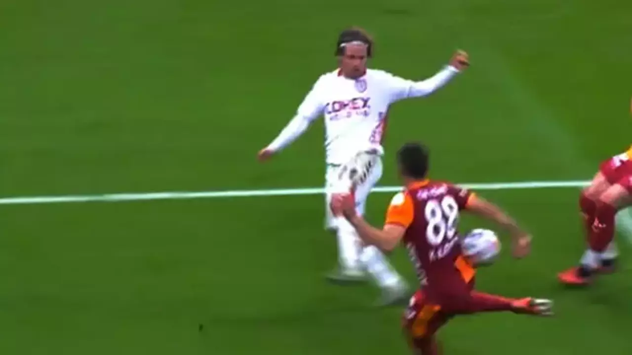 kazimcan-el-pozisyonu-penalti-mi-degil-mi-iste-hakem-gorusleri-galatasaray-samsunspor-1765009944-5616.webp