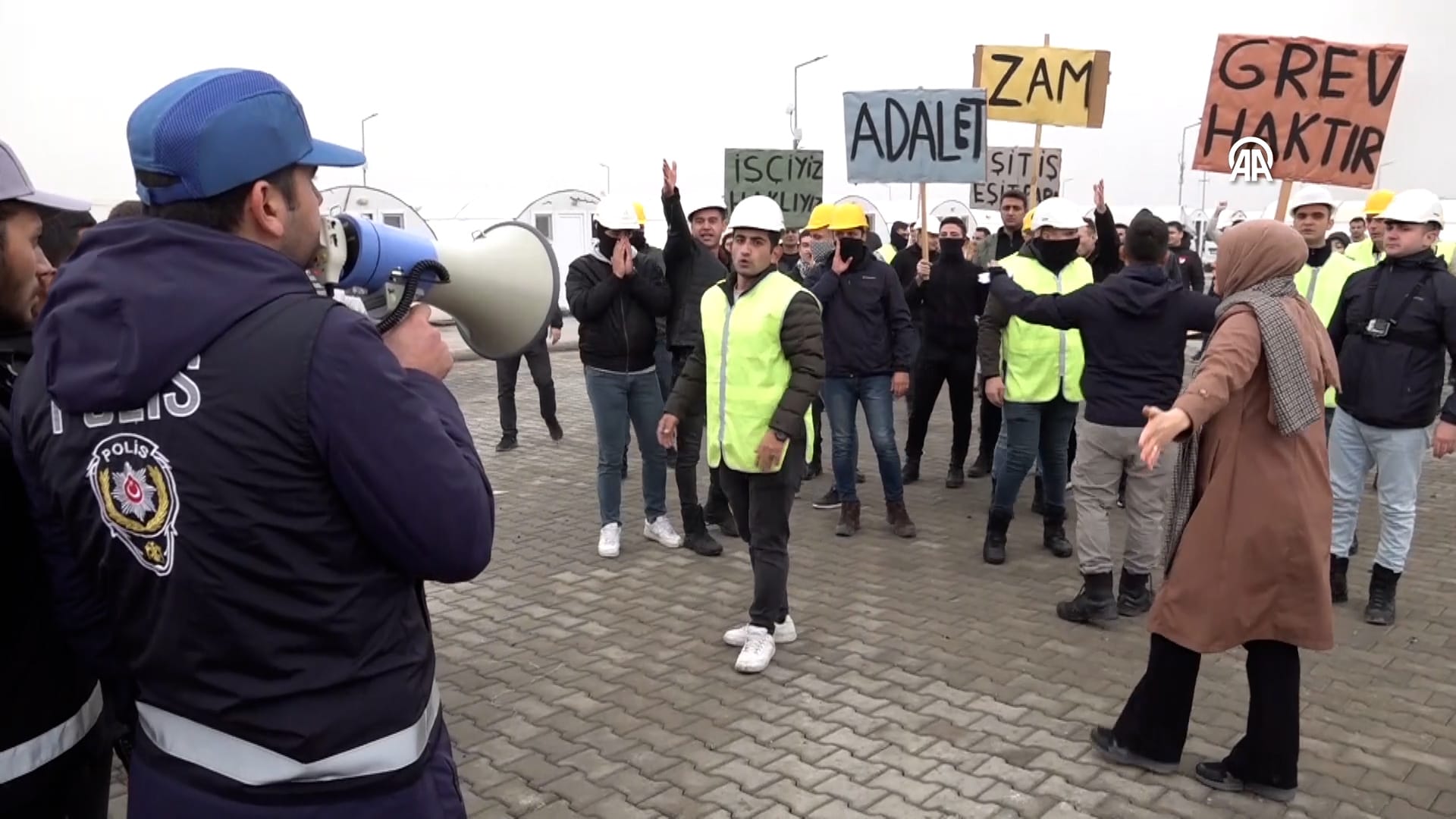 aa-20251211-39952040-39952039-kahramanmaras-polislerce-izinsiz-gosteriye-mudahale-tatbikati-yapildi1-00-00-51-08-still005.jpg