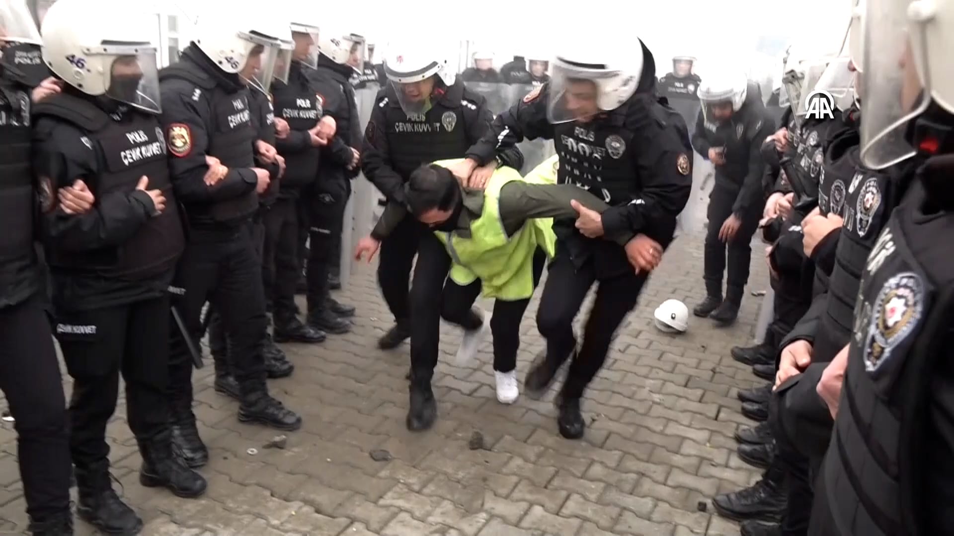 aa-20251211-39952040-39952039-kahramanmaras-polislerce-izinsiz-gosteriye-mudahale-tatbikati-yapildi1-00-01-31-04-still009.jpg