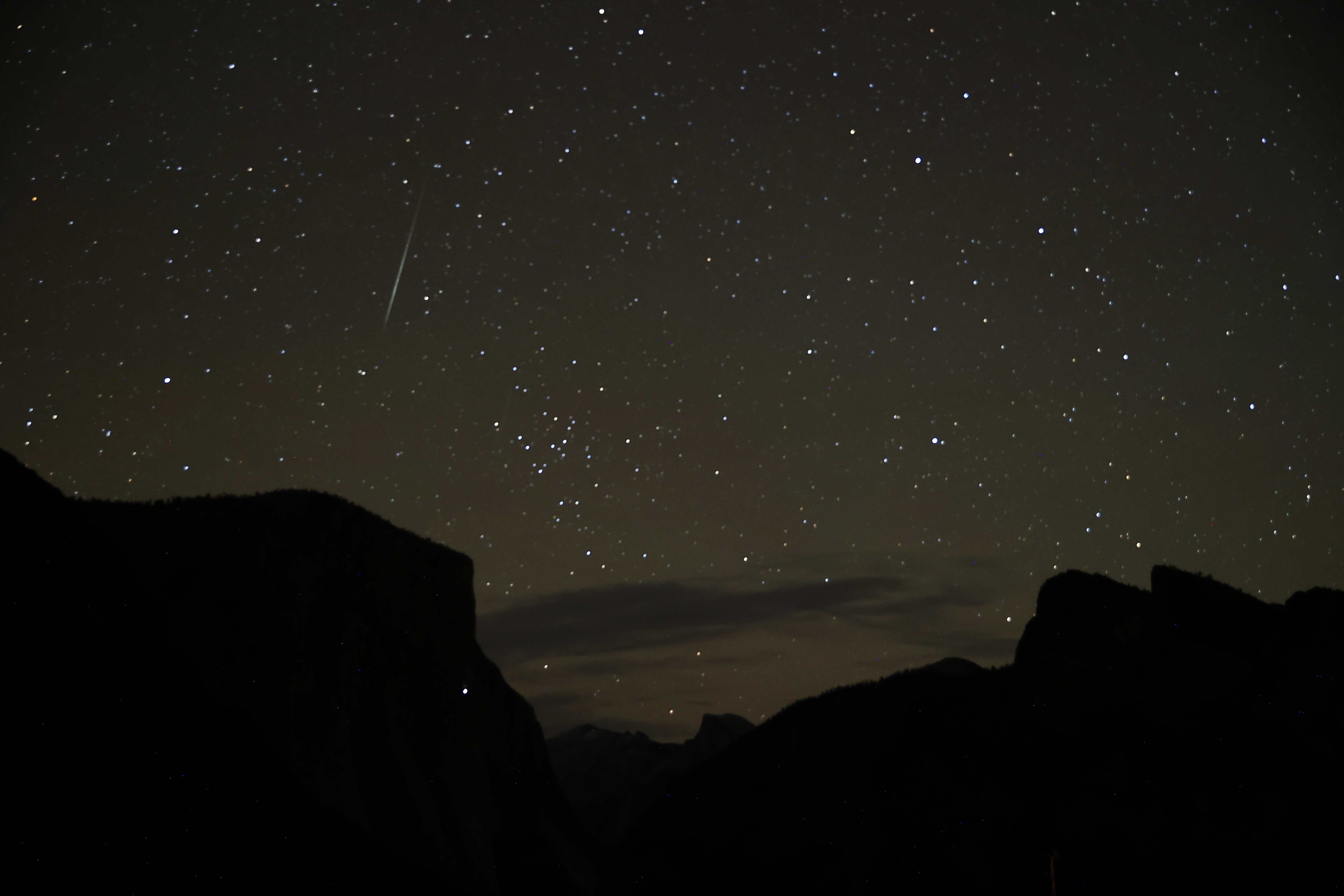 aa-20251214-39978848-39978832-yosemite-ulusal-parkinda-geminid-meteor-yagmuru-1.jpg