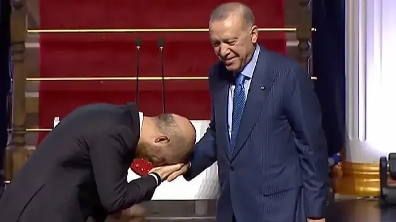 bilal-erdogan-el-opme.jpg