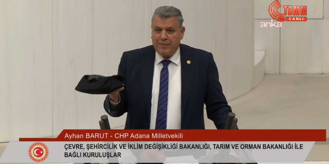 kursuye-kafasinda-geldi-akplilere-baka-baka-yere-atti-2.jpg