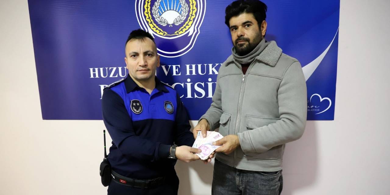 atmde-unutulan-5-bin-lira-sahibine-teslim-edildi.jpg