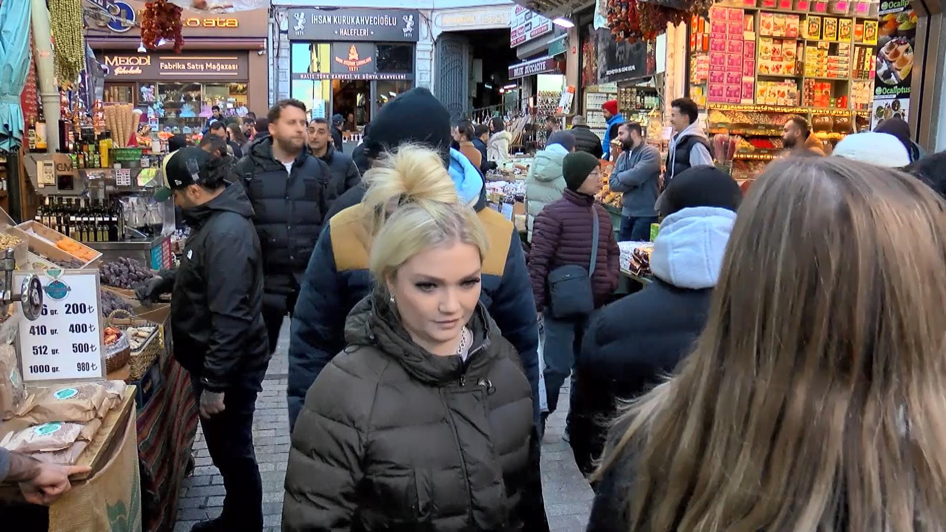 eminonunde-yilbasi-alisverisi-bu-sene-cok-zayif-geciyor-3.jpg