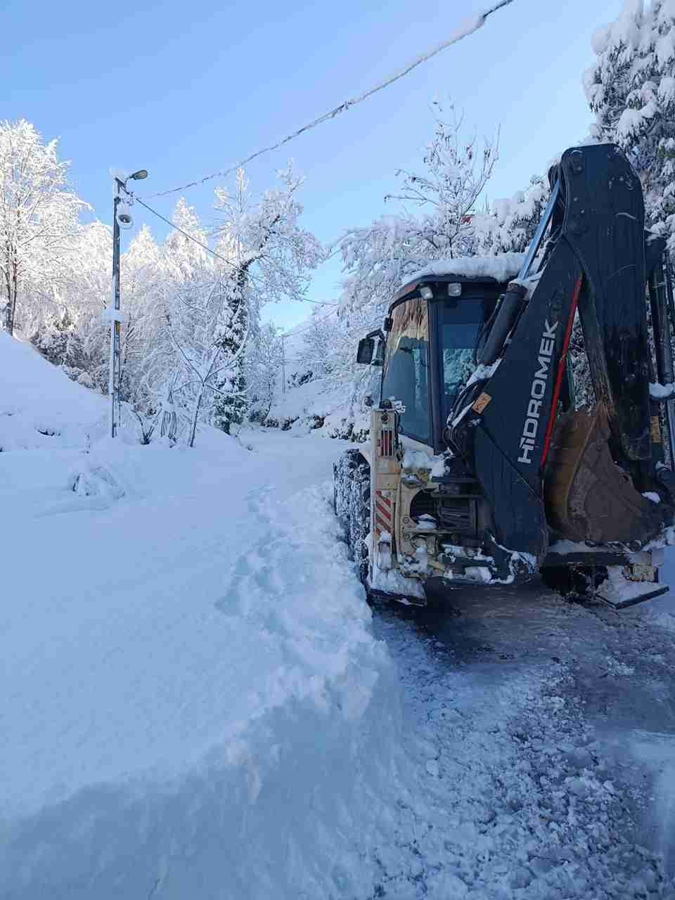 3-ilde-kar-seferberligi-99-koy-yolu-ulasima-kapandi-2.jpg
