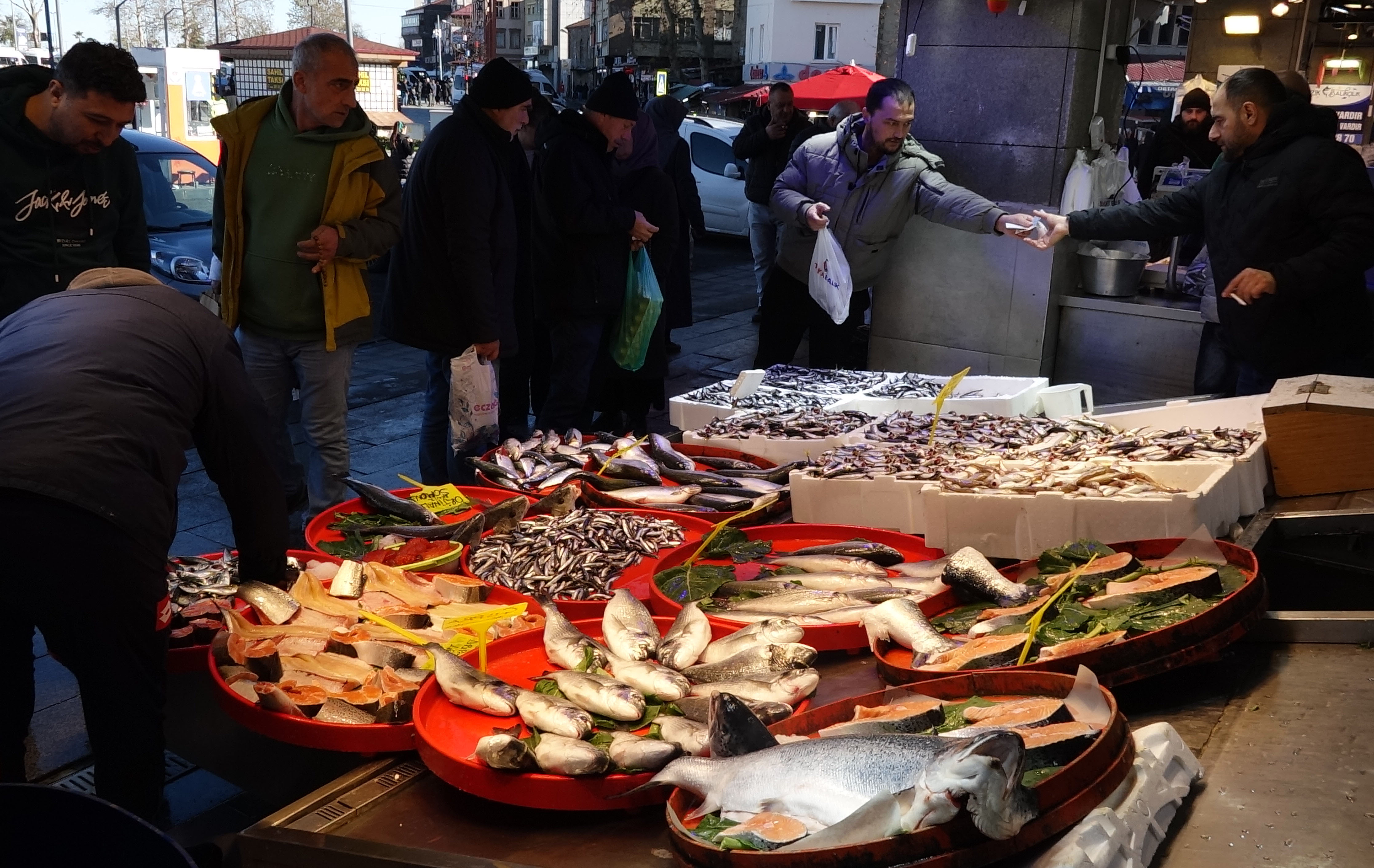 trabzonda-balik-alarmi-tezgahlarda-hamsi-yok-2.jpg