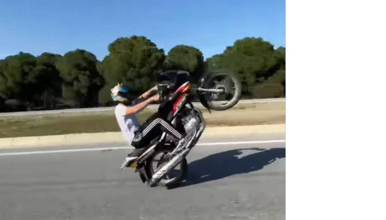 akrobatik-hareketler-sergileyen-motosikl-1099622-326425.jpg