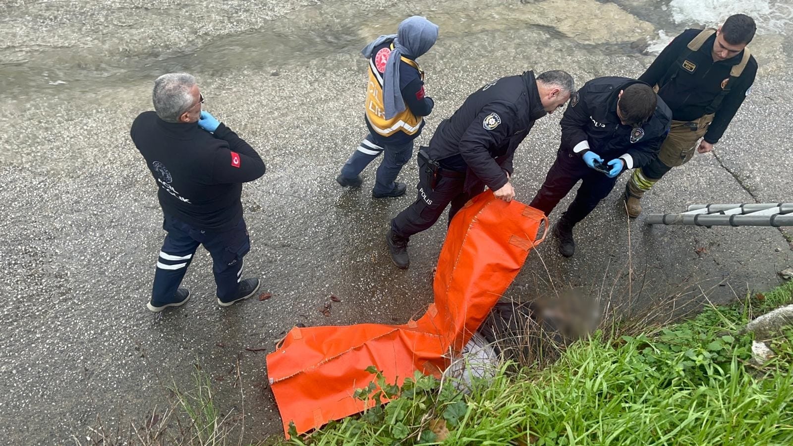 2-metre-yukseklikten-dere-yatagina-dusup-1111709-329962.jpg
