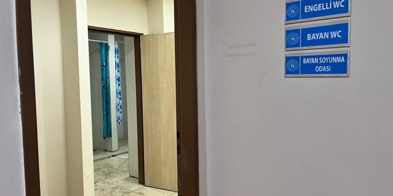 galatasarayli-futbolcular-kadinlar-tuvaletini-kullanmak-zorunda-kaldi-spor-salonu-oyunma-odasi-oldu-3.jpg