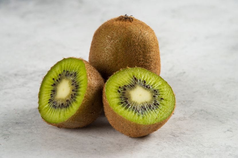 kiwi-sliced-pieces-white-830x0.jpg